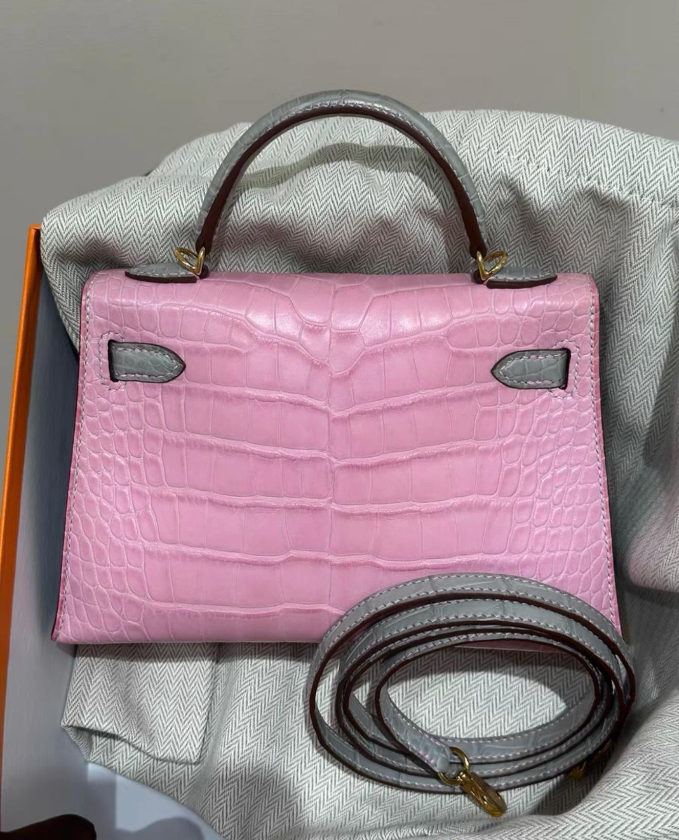 Hermès Mini Kelly Bubblegum Gris Perle Matte alligator leather with Gold Hardware