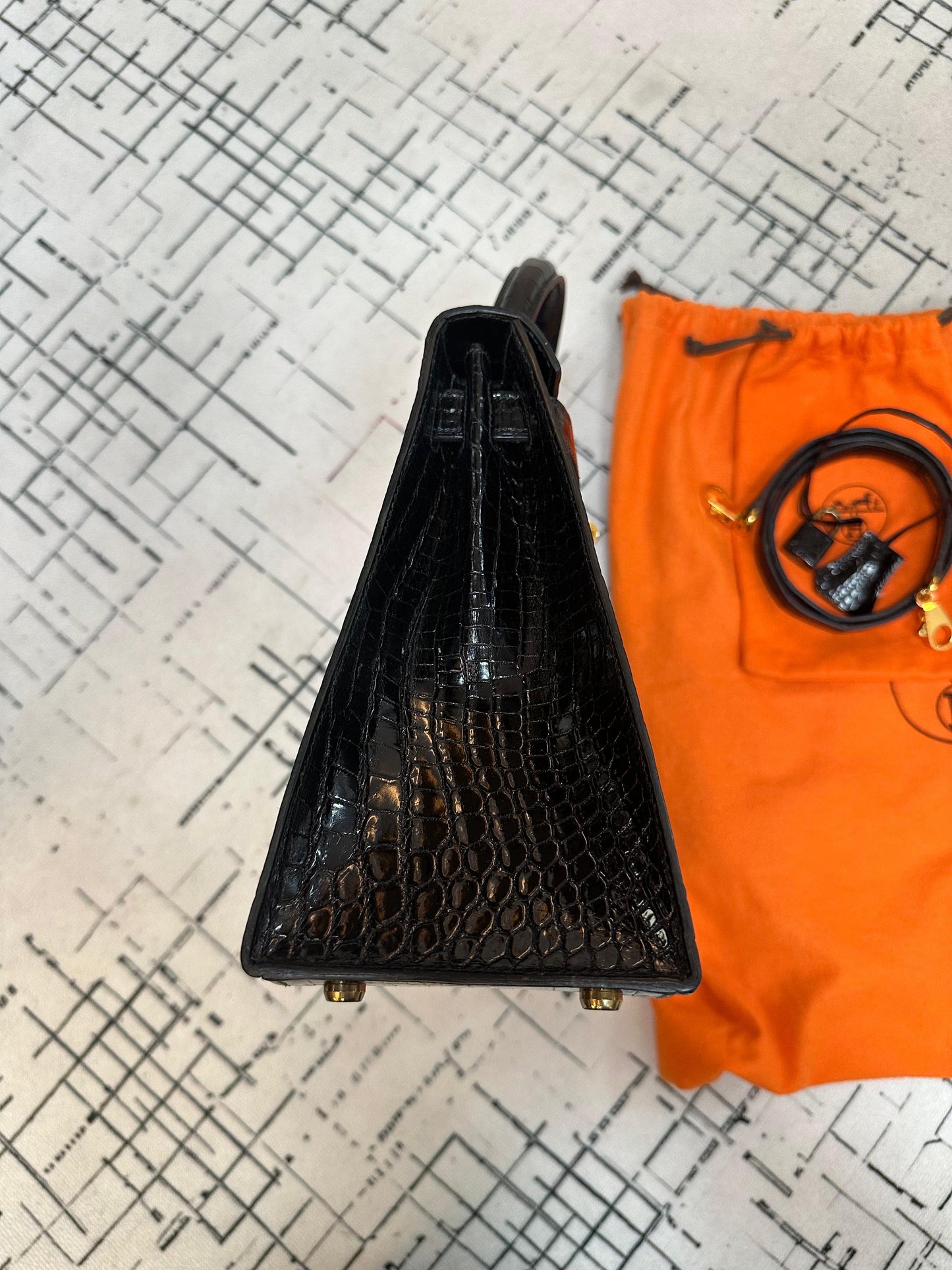 Hermès Kelly Sellier 28 Black Shiny Crocodile Gold Hardware