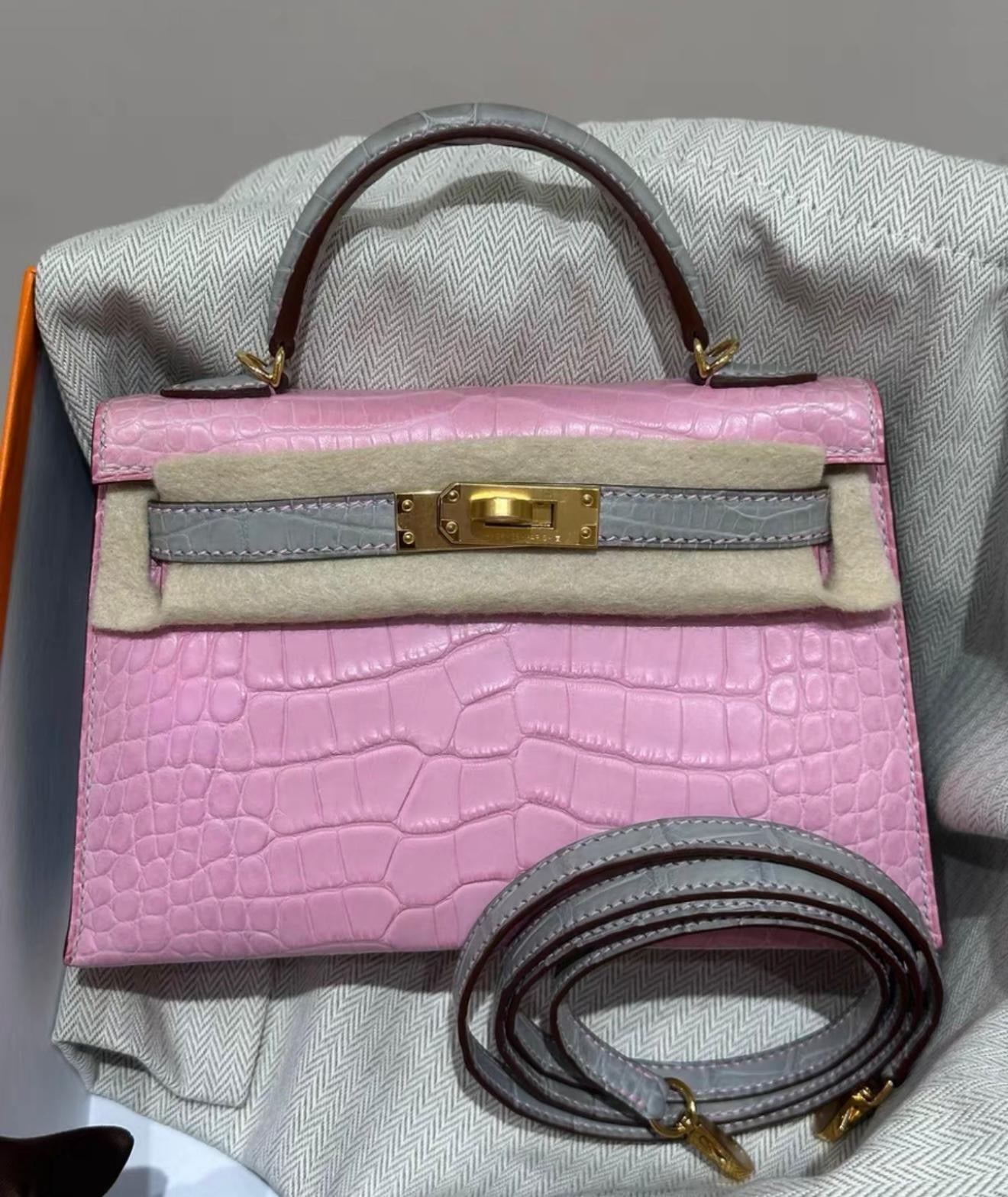 Hermès Mini Kelly Bubblegum Gris Perle Matte alligator leather with Gold Hardware