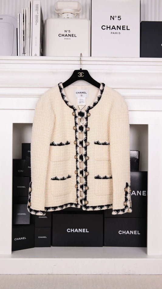 Chanes 2015 Salzburg runway collection: White double-breasted lion-head button four-pocket jacket