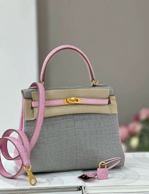 Hermès Kelly 25 5P Bubblegum  Pearl Gray Matte alligator Leather Gold Hardware