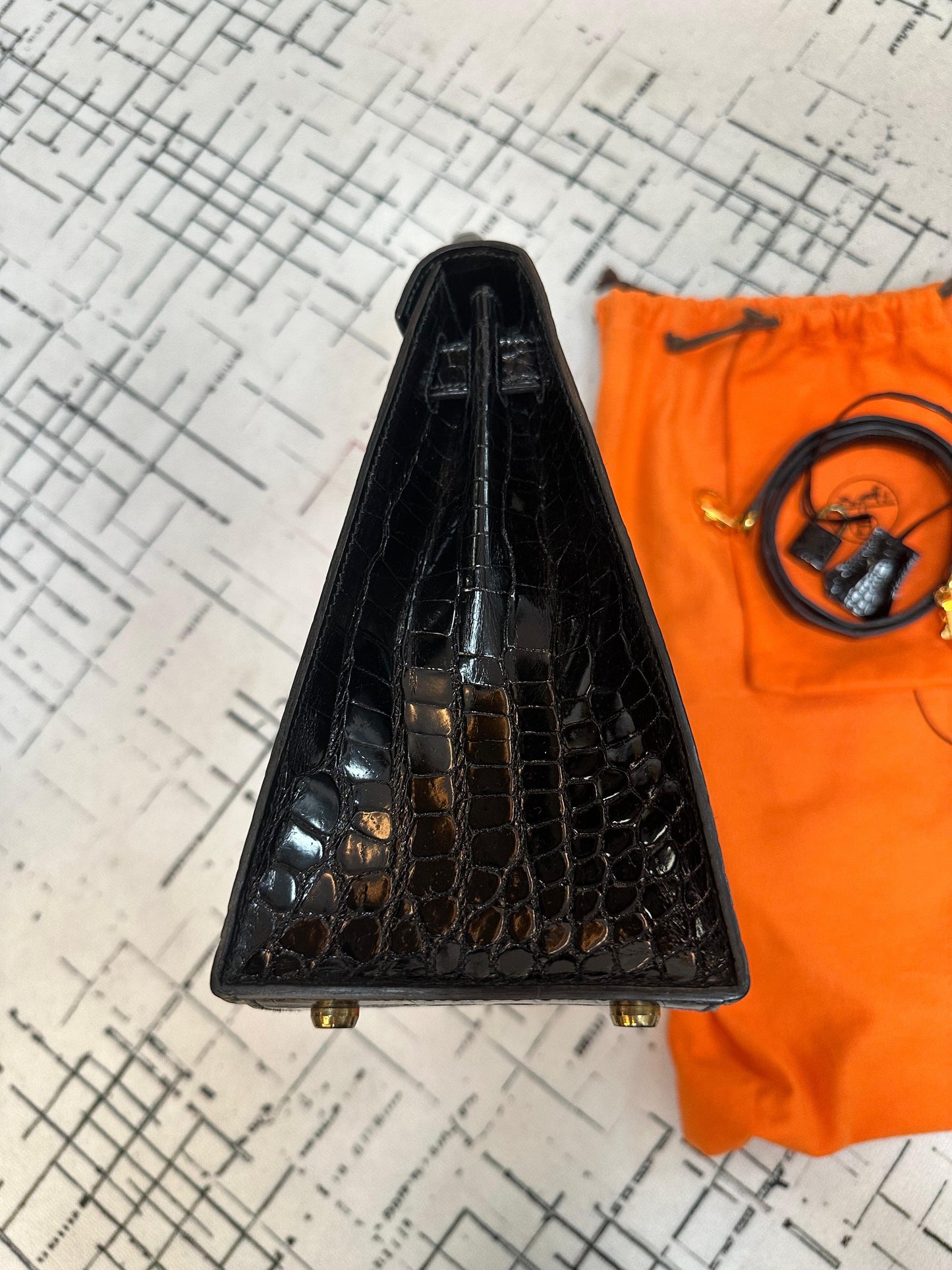 Hermès Kelly Sellier 28 Black Shiny Crocodile Gold Hardware