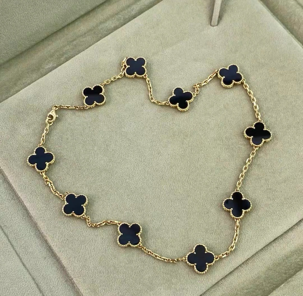 VCA Van Cleef  Arpels Vintage Alhambra necklace, 10 motifs
18K yellow gold, Onyx