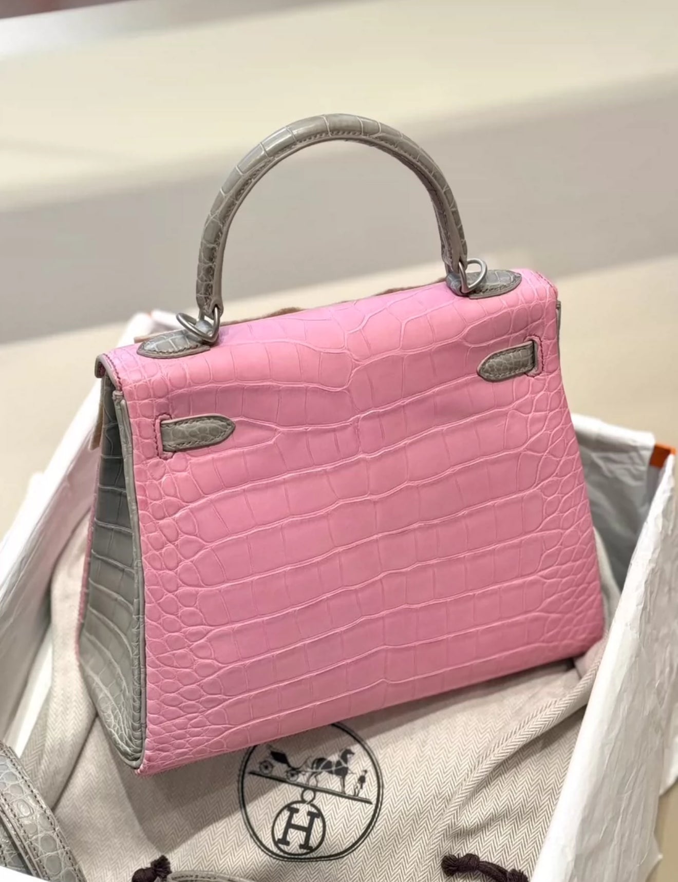 Hermès Kelly 25 5P Bubblegum  Pearl Gray Matte alligator Leather Palladium Hardware