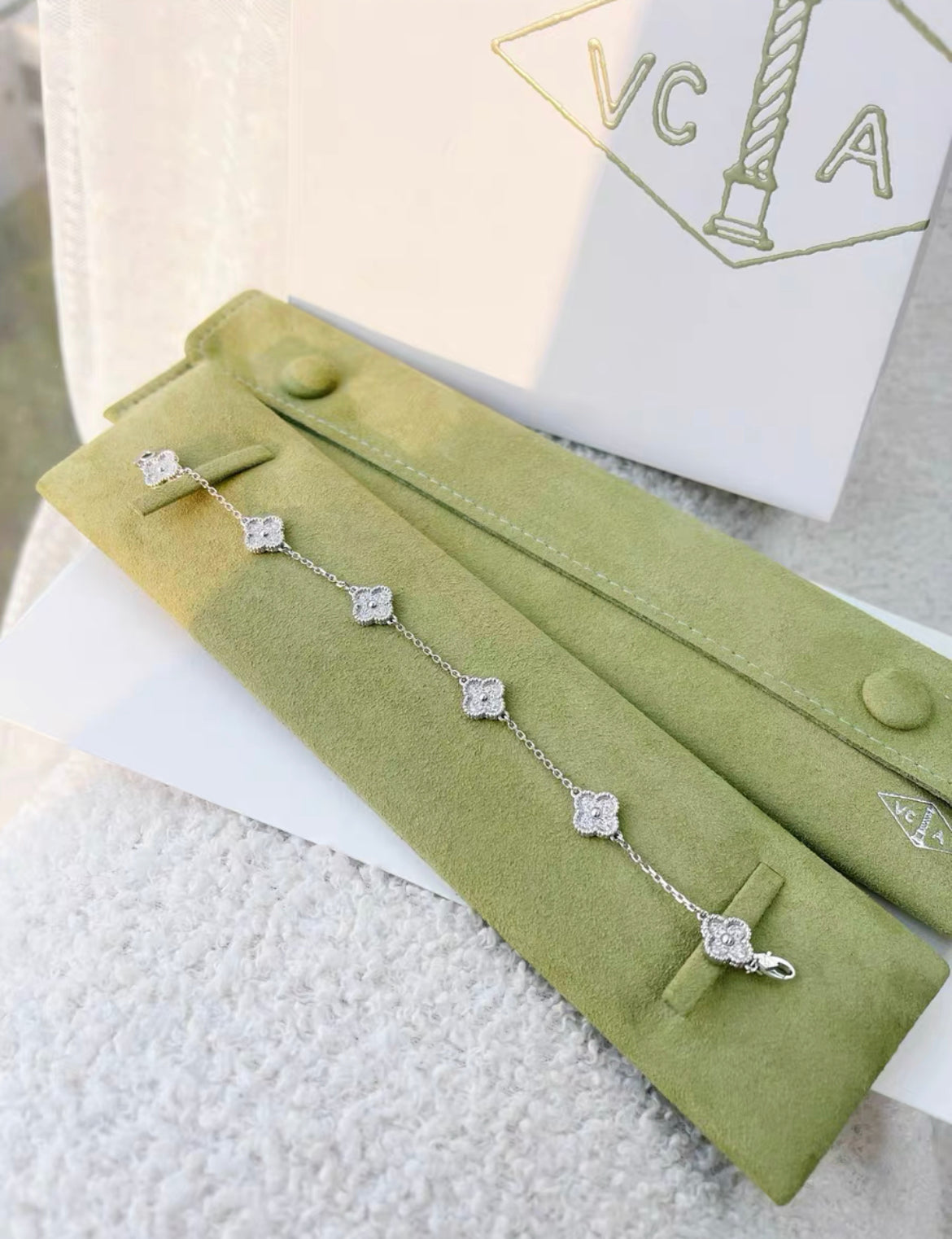 VCA Van Cleef  Arpels Sweet Alhambra bracelet, 6 motifs
18K white gold, Diamond