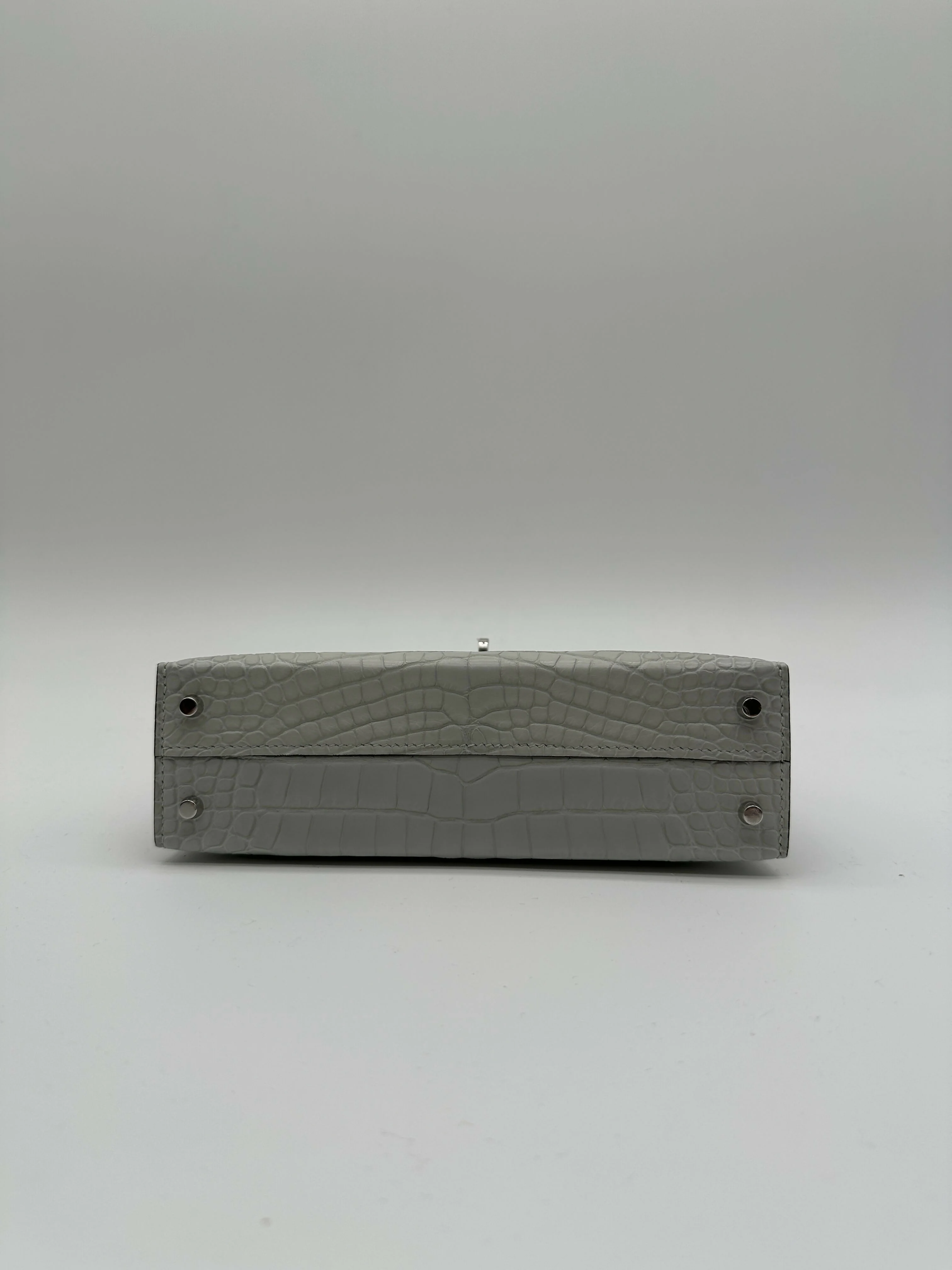 Hermès Kelly 20 Gris Neve Matte Alligator PHW K 2026