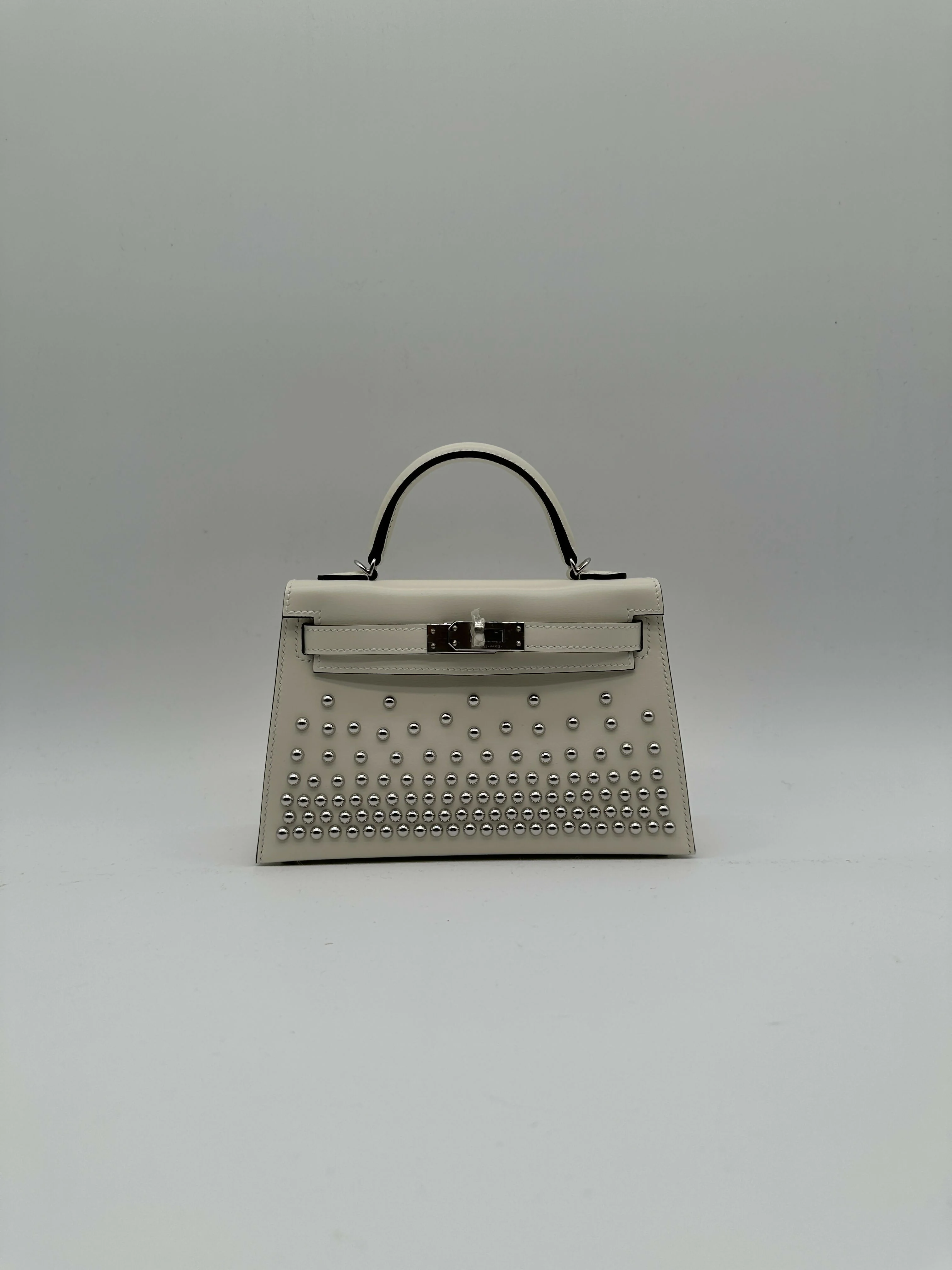 Hermès Kelly 20 Clouté Cream PHW G 2026