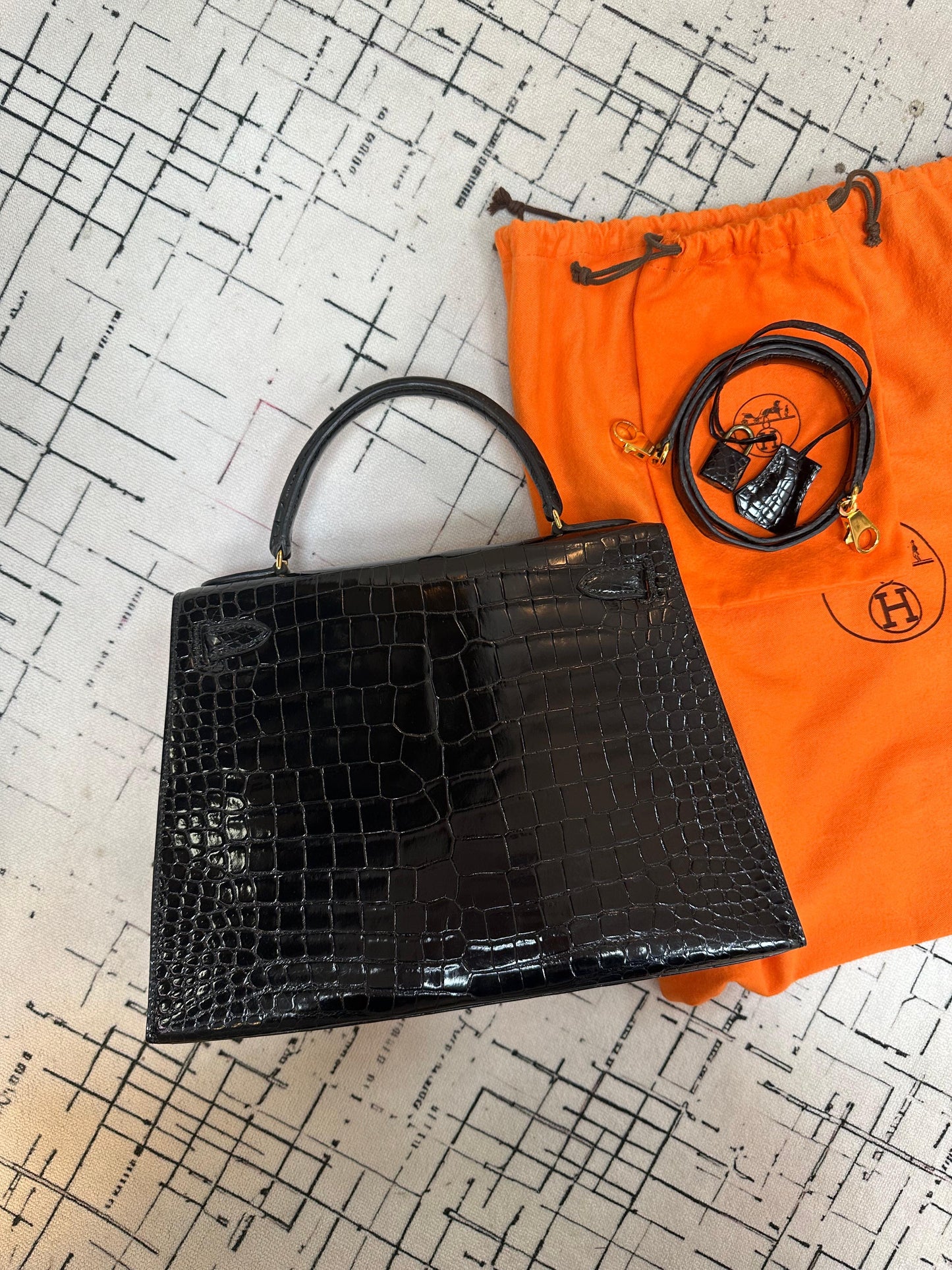 Hermès Kelly Sellier 28 Black Shiny Crocodile Gold Hardware