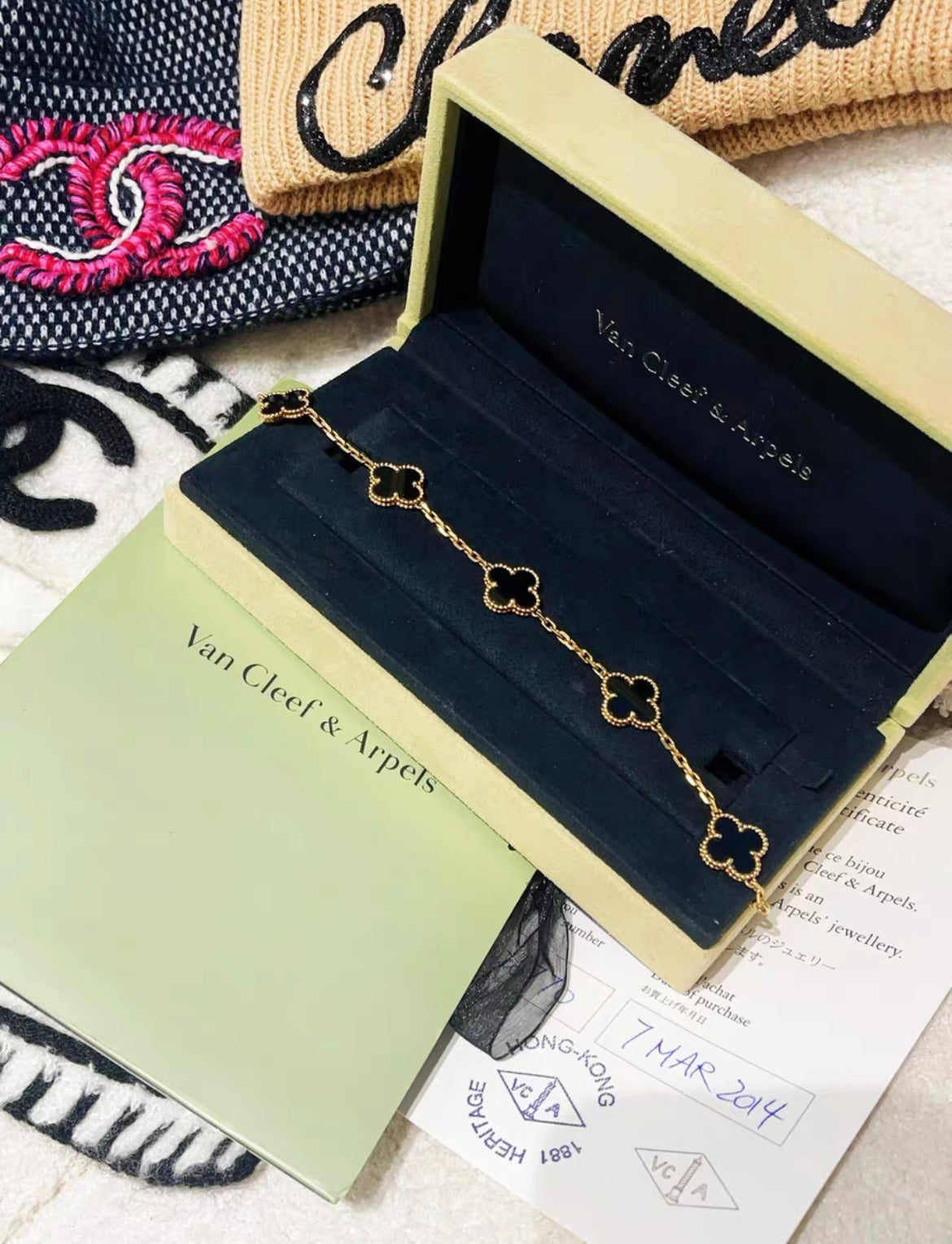 Van Cleef  Arpels Vintage Alhambra bracelet, 5 motifs
18K yellow gold, Onyx