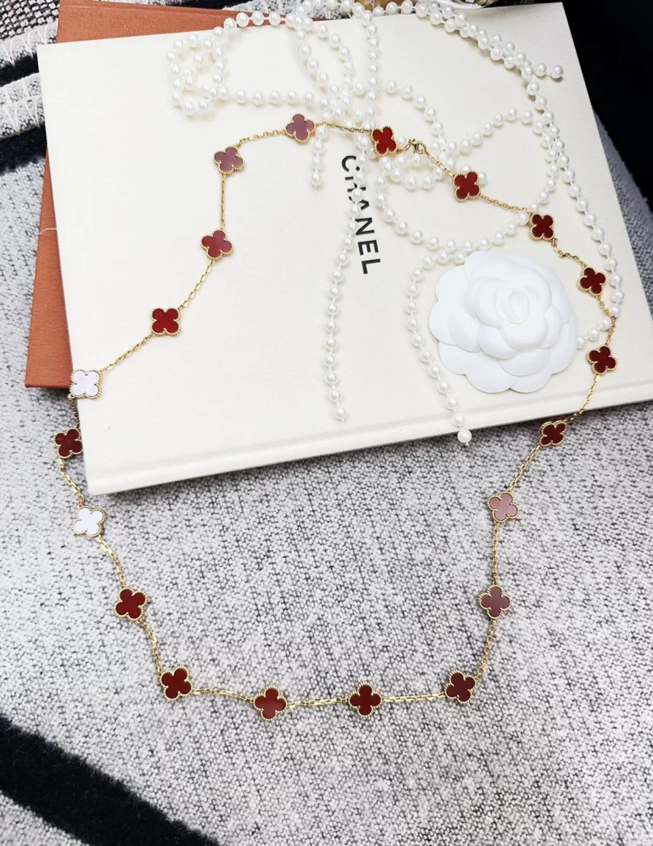 Van Cleef  Arpels Vintage Alhambra long necklace, 20 motifs
18K yellow gold, Carnelian