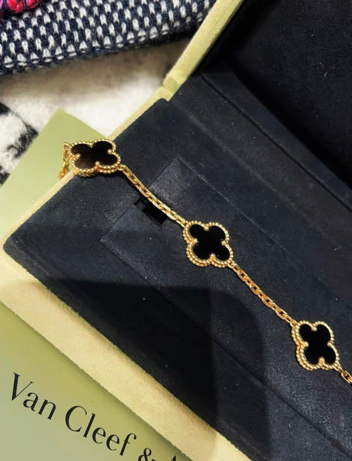 Van Cleef  Arpels Vintage Alhambra bracelet, 5 motifs
18K yellow gold, Onyx