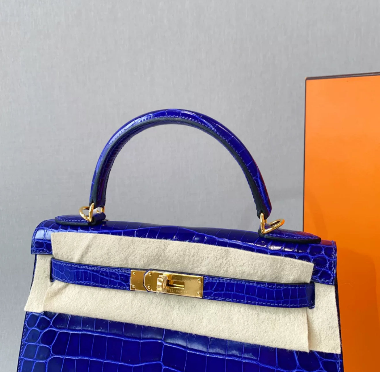 Hermès Kelly 28 Blue Electric Shiny Crocodile Leather Gold Hardware