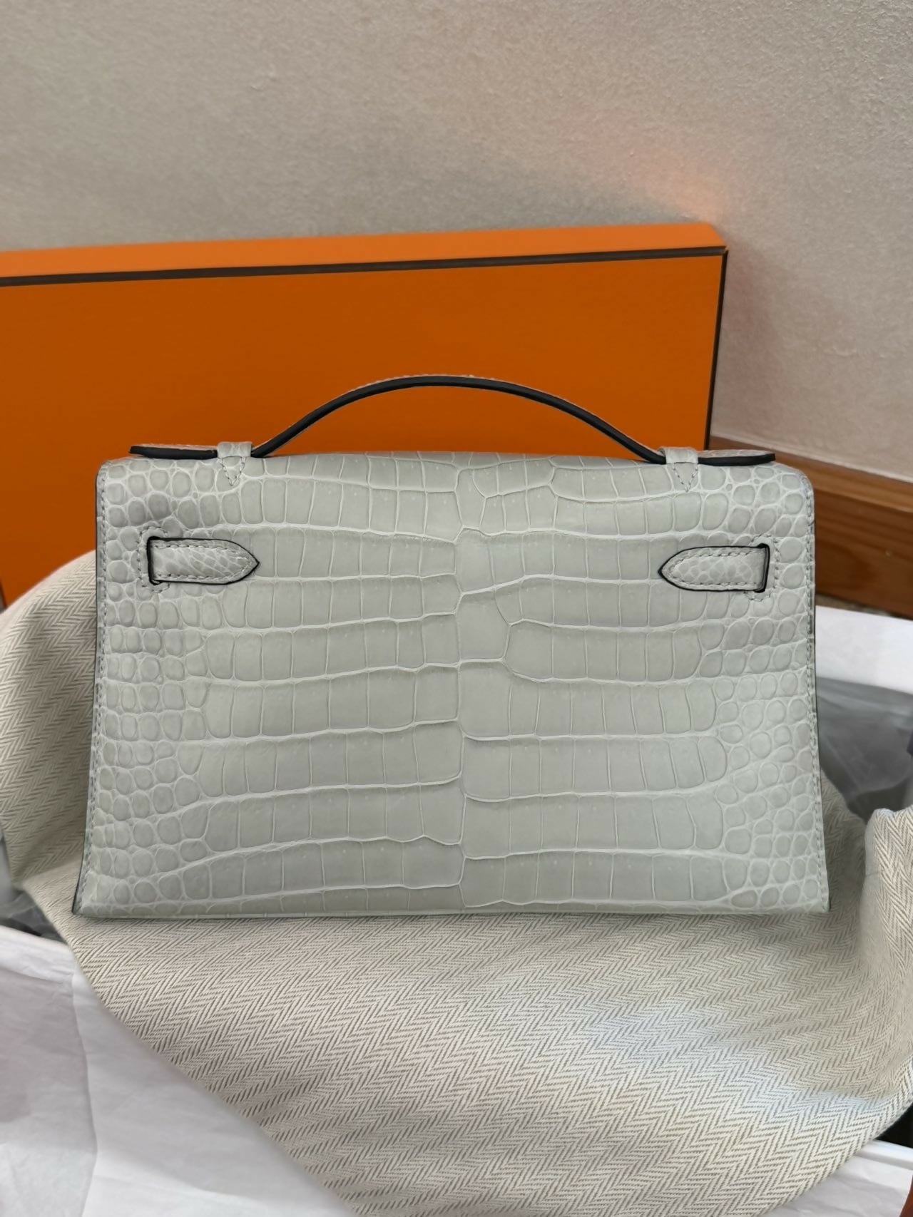 Hermès Kelly Pochette OW Gris Névé Porosus Crocodile Matte with Gold Hardware