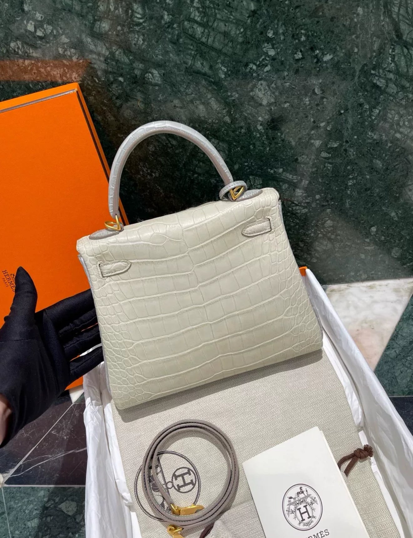 Hermès Kelly 25 Pearl Gray/ Beton Matte Crocodile Leather Brushed Gold Hardware