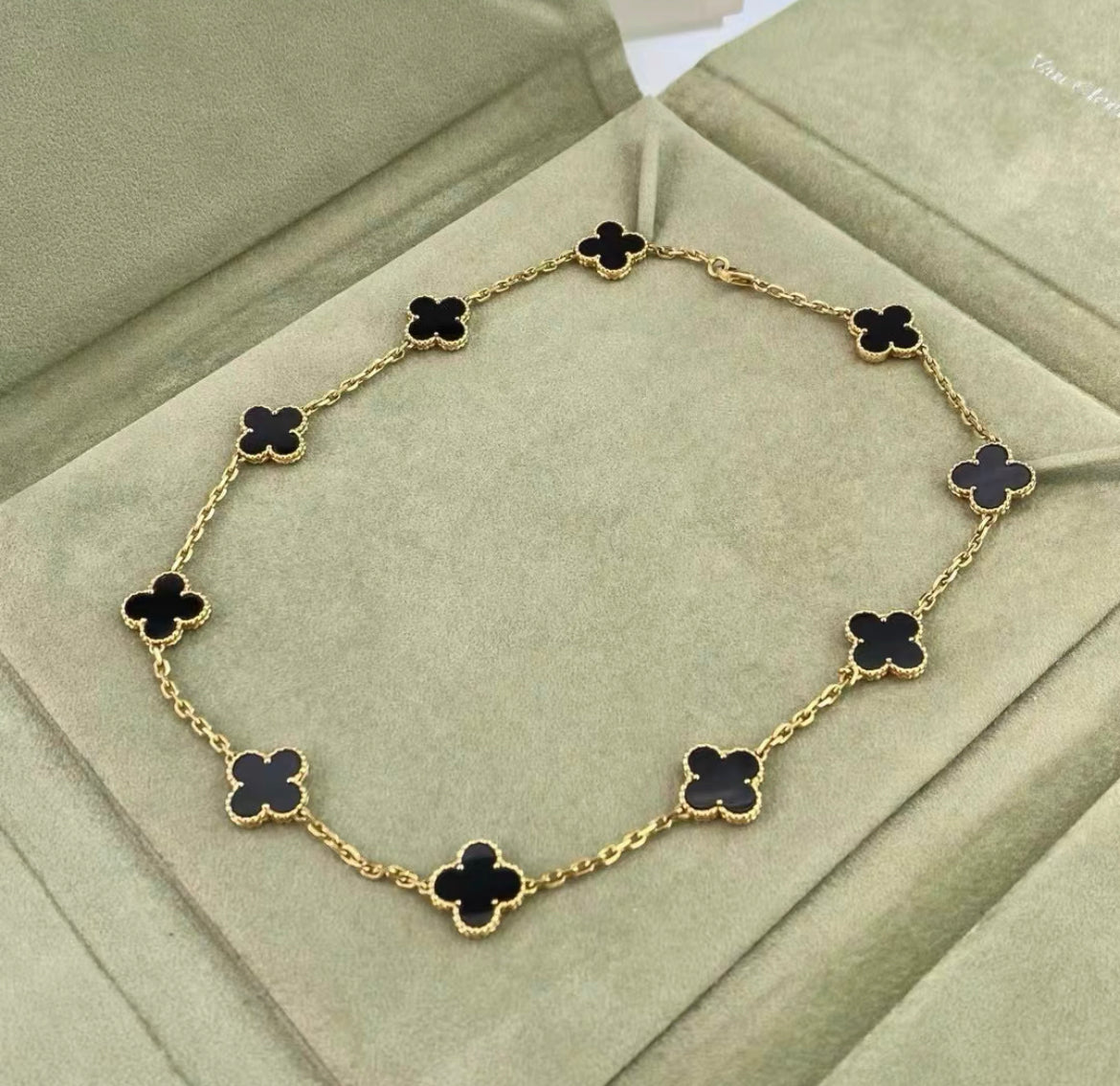 VCA Van Cleef  Arpels Vintage Alhambra necklace, 10 motifs
18K yellow gold, Onyx