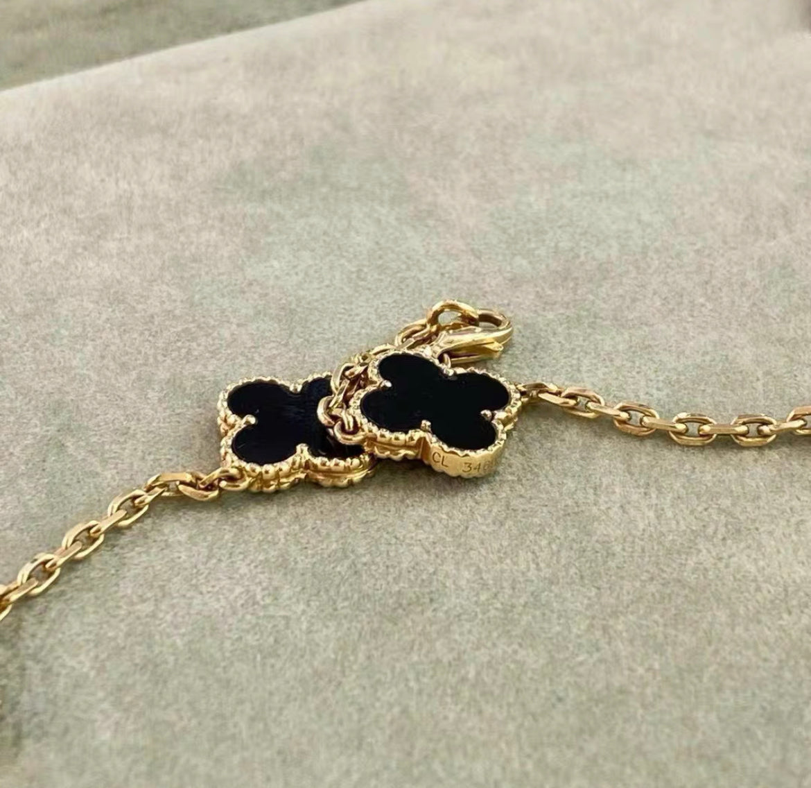 VCA Van Cleef  Arpels Vintage Alhambra necklace, 10 motifs
18K yellow gold, Onyx