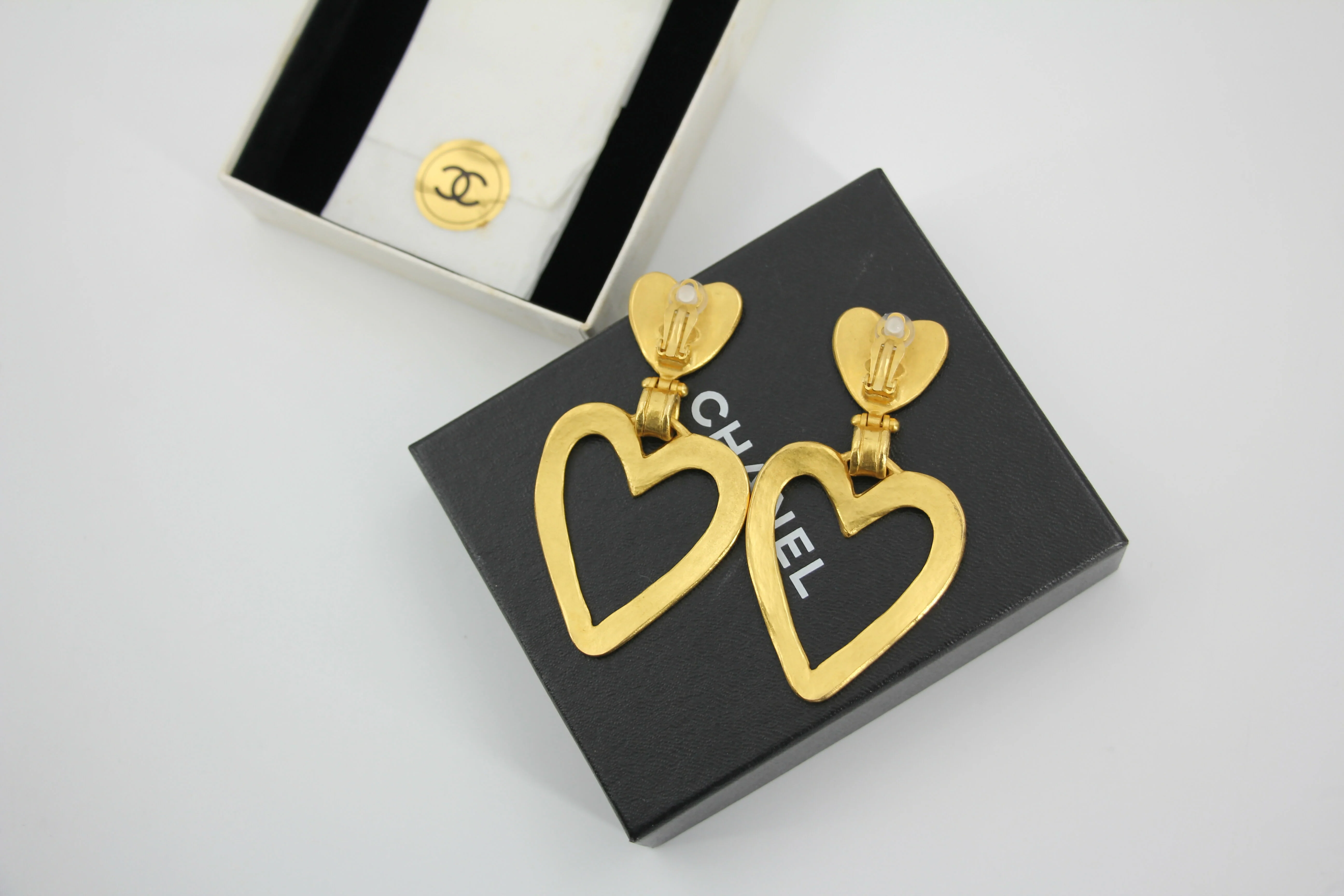 Chanel Vintage 95P Gold-Plated Matte Gold Heart-Shaped Pendant Clip-on Earrings