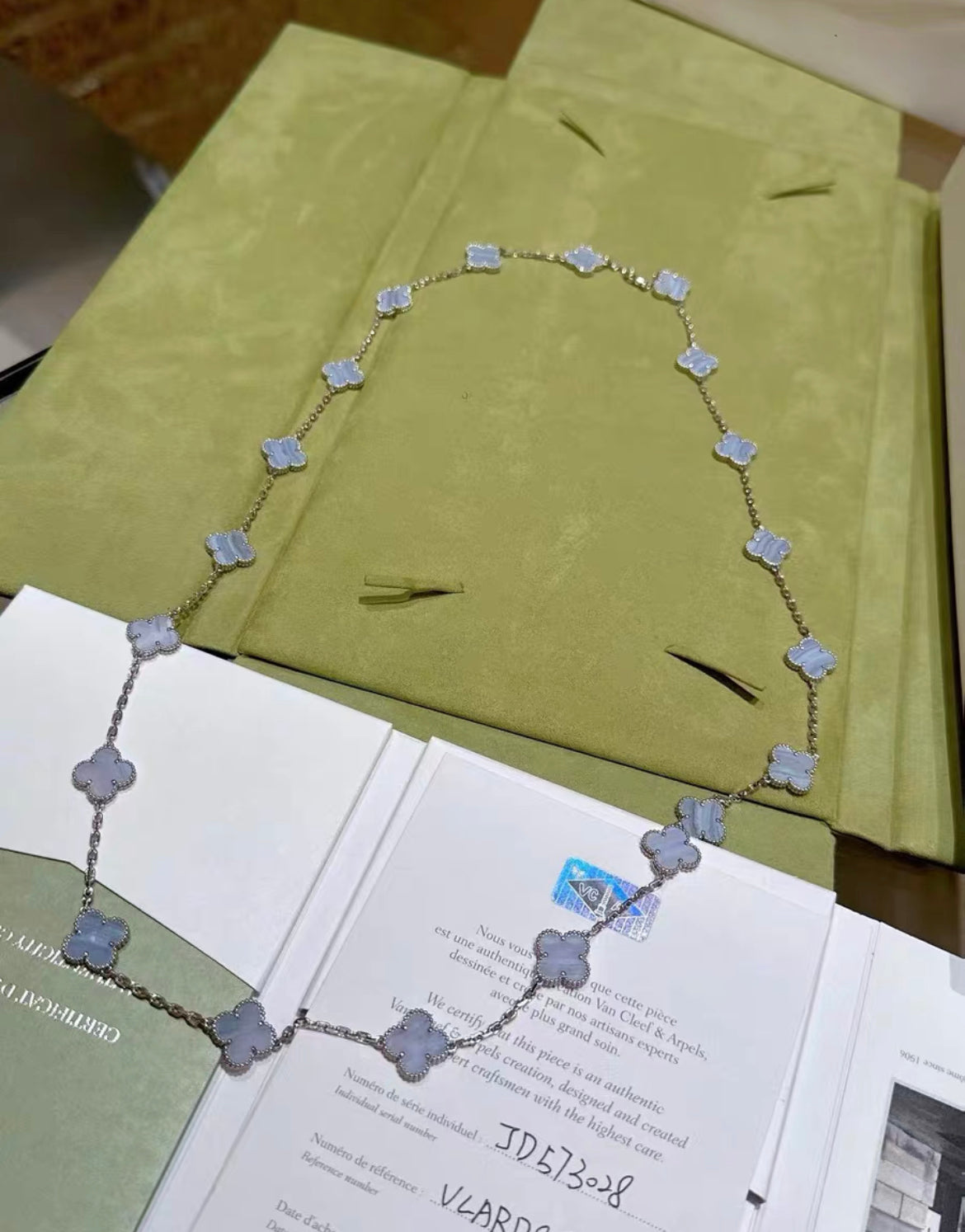 VCA Van Cleef Arpels Vintage Alhambra long necklace, 20 motifs 18K white gold, Chalcedony
Full set brand new