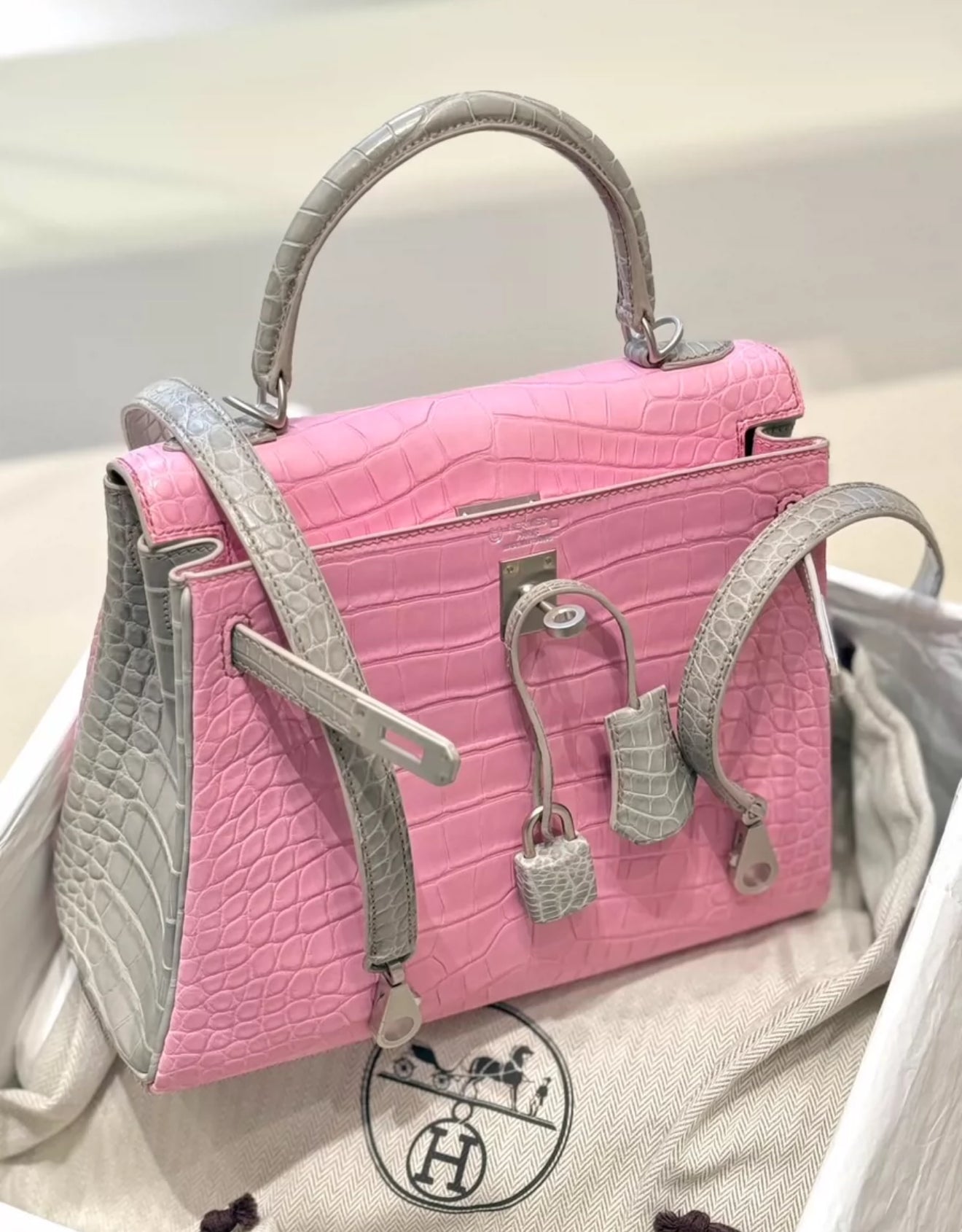 Hermès Kelly 25 5P Bubblegum  Pearl Gray Matte alligator Leather Palladium Hardware