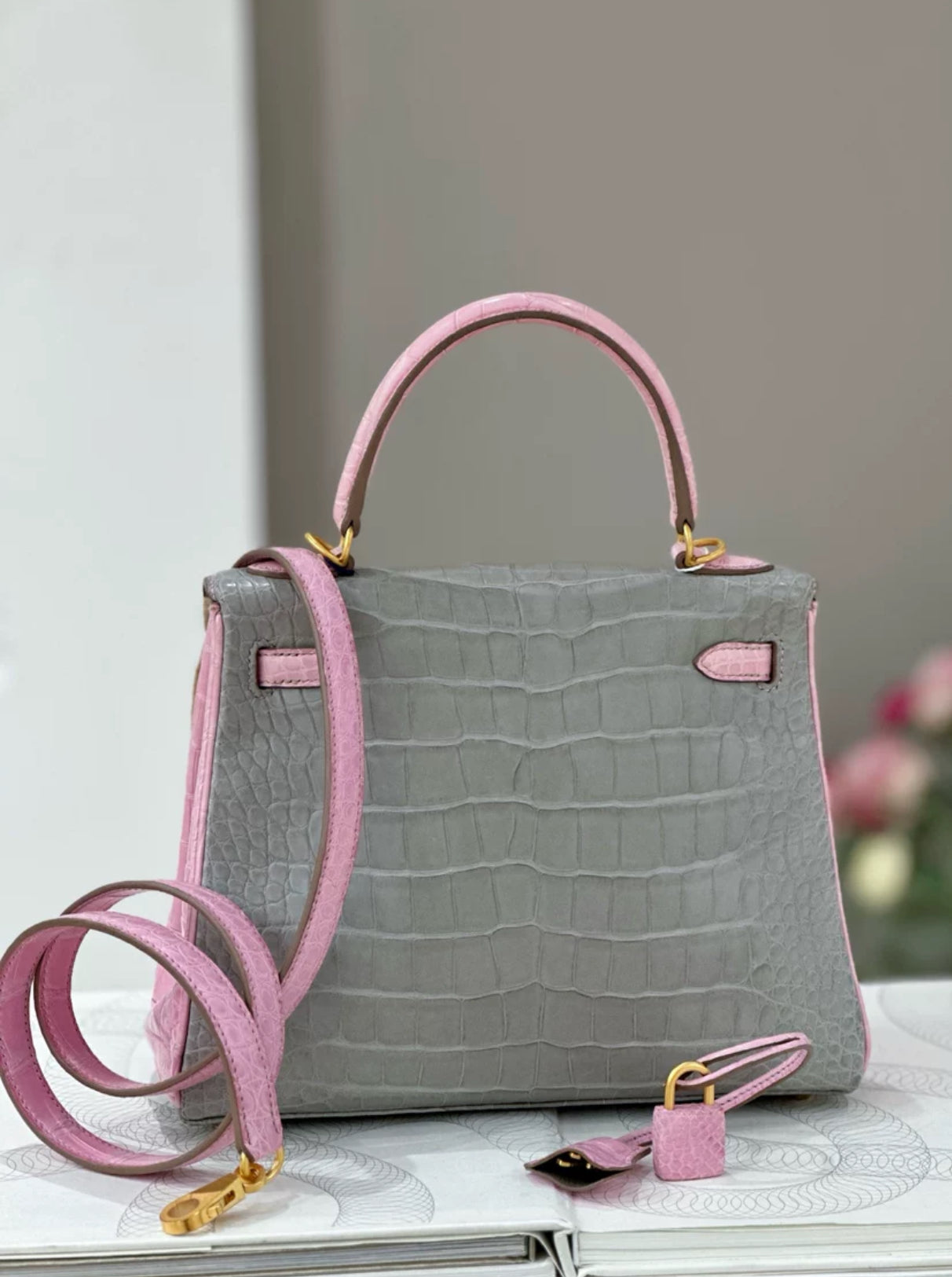 Hermès Kelly 25 5P Bubblegum  Pearl Gray Matte alligator Leather Gold Hardware