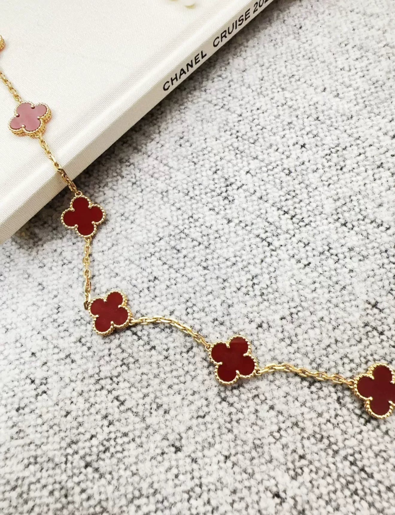 Van Cleef  Arpels Vintage Alhambra long necklace, 20 motifs
18K yellow gold, Carnelian