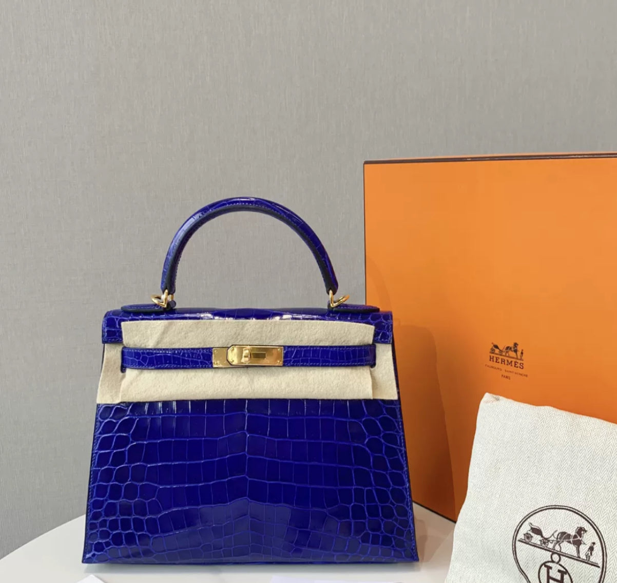 Hermès Kelly 28 Blue Electric Shiny Crocodile Leather Gold Hardware