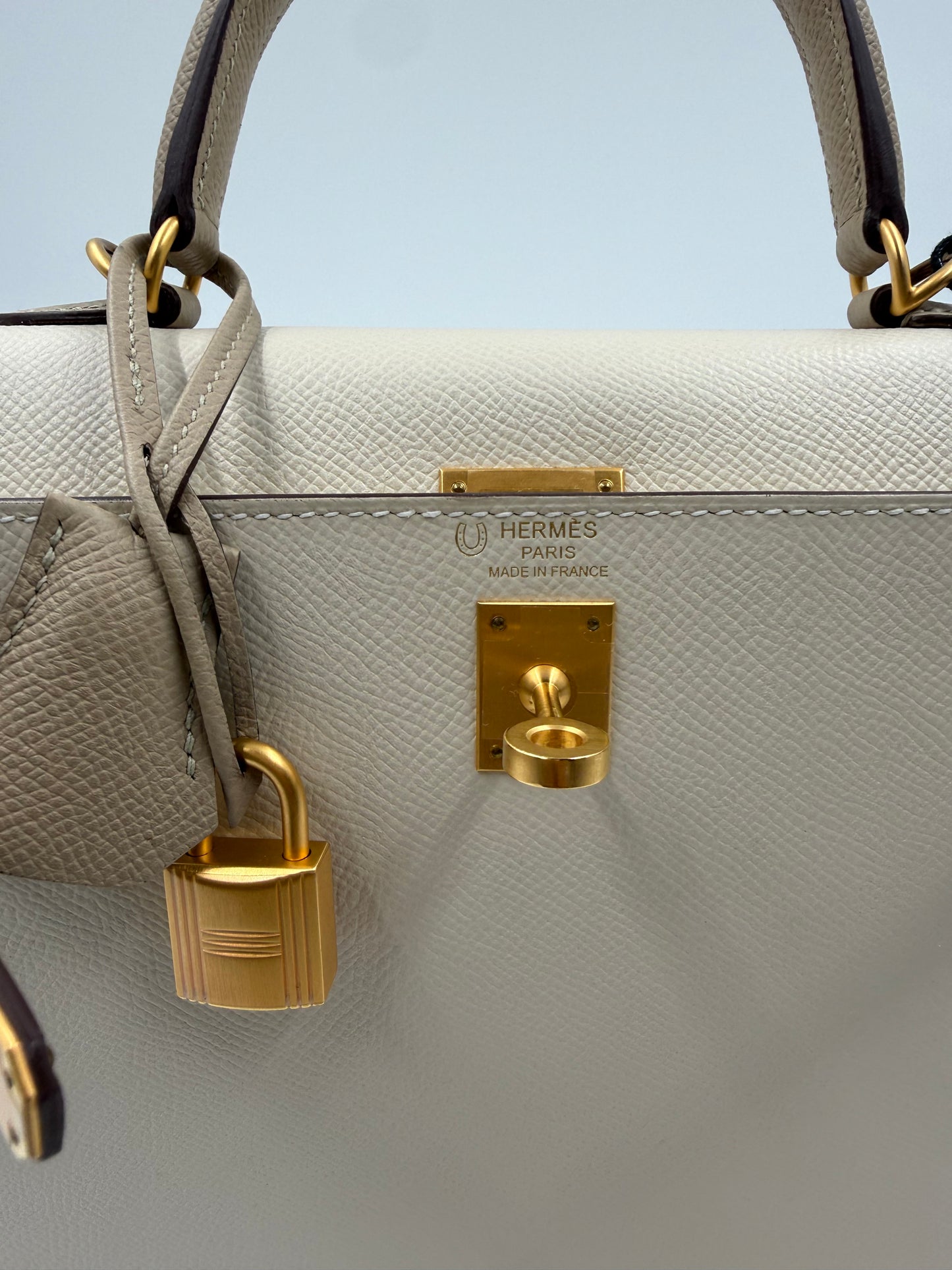 Hermes Kelly 25 Sellier in Craie / Trench epsom leather brushed gold hardware