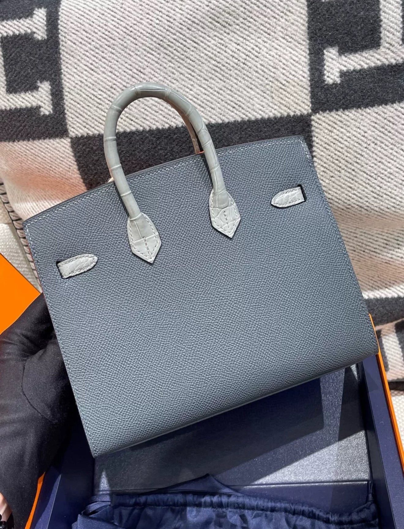 Hermès "Rainy Days" Sac Faubourg Birkin 20 Gris Misty Matte Alligator Permabrass Hardware