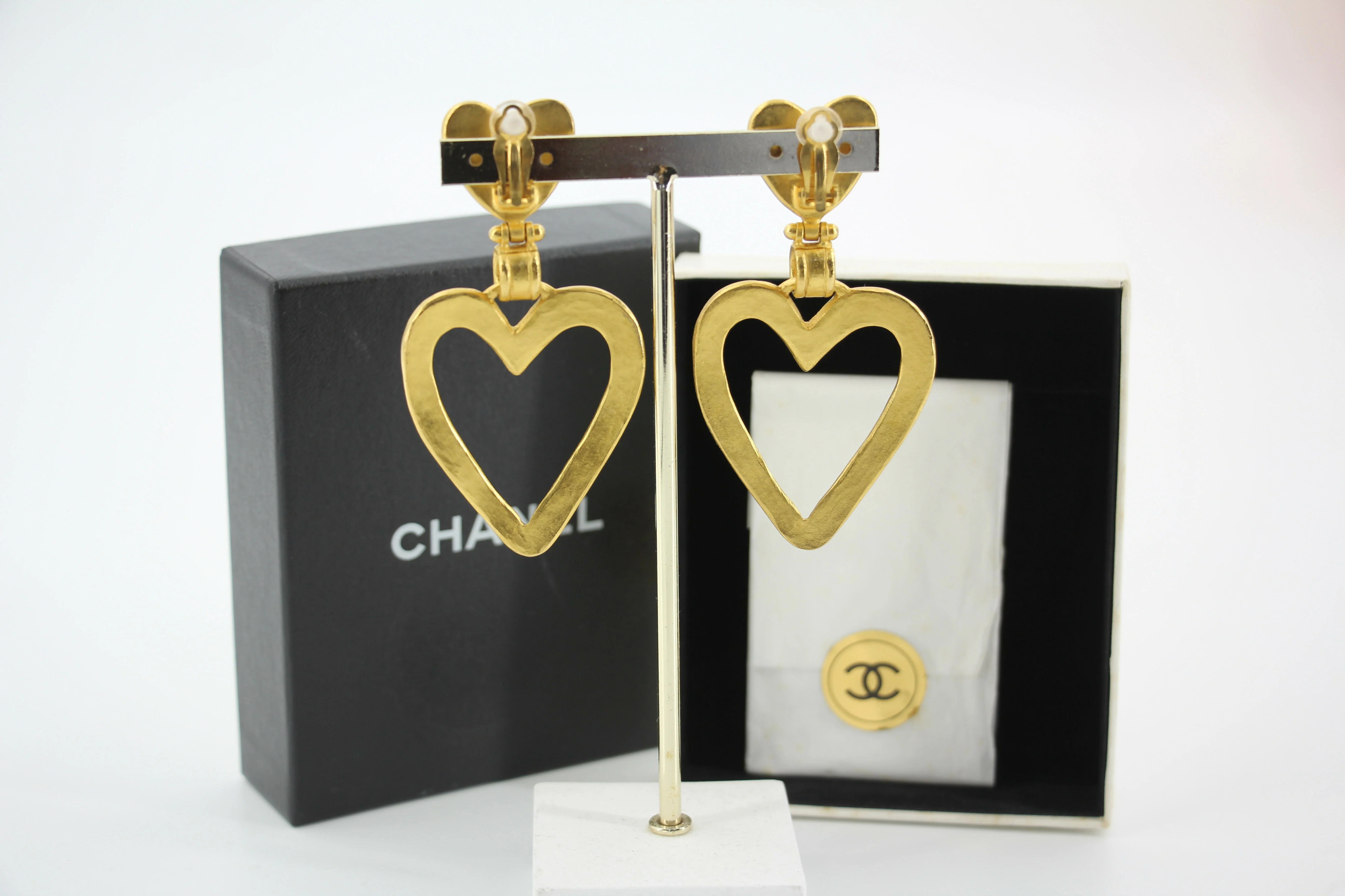 Chanel Vintage 95P Gold-Plated Matte Gold Heart-Shaped Pendant Clip-on Earrings