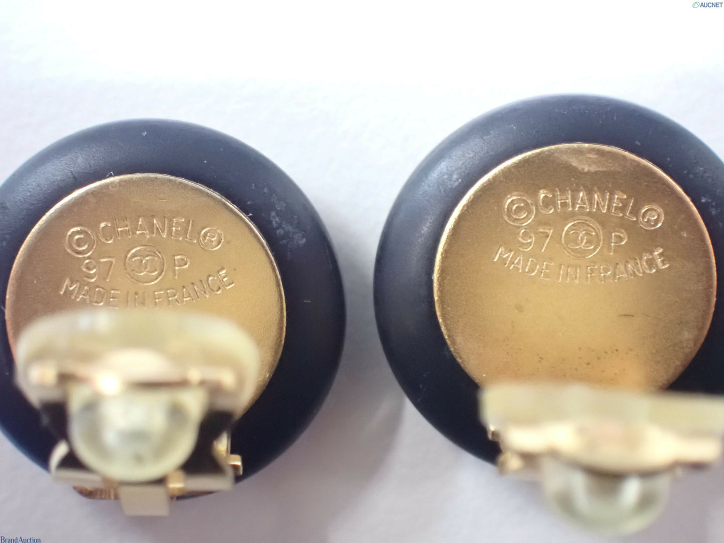 Chanel Vintage 97P Enamel Black White Round Bean Clip-on Earrings