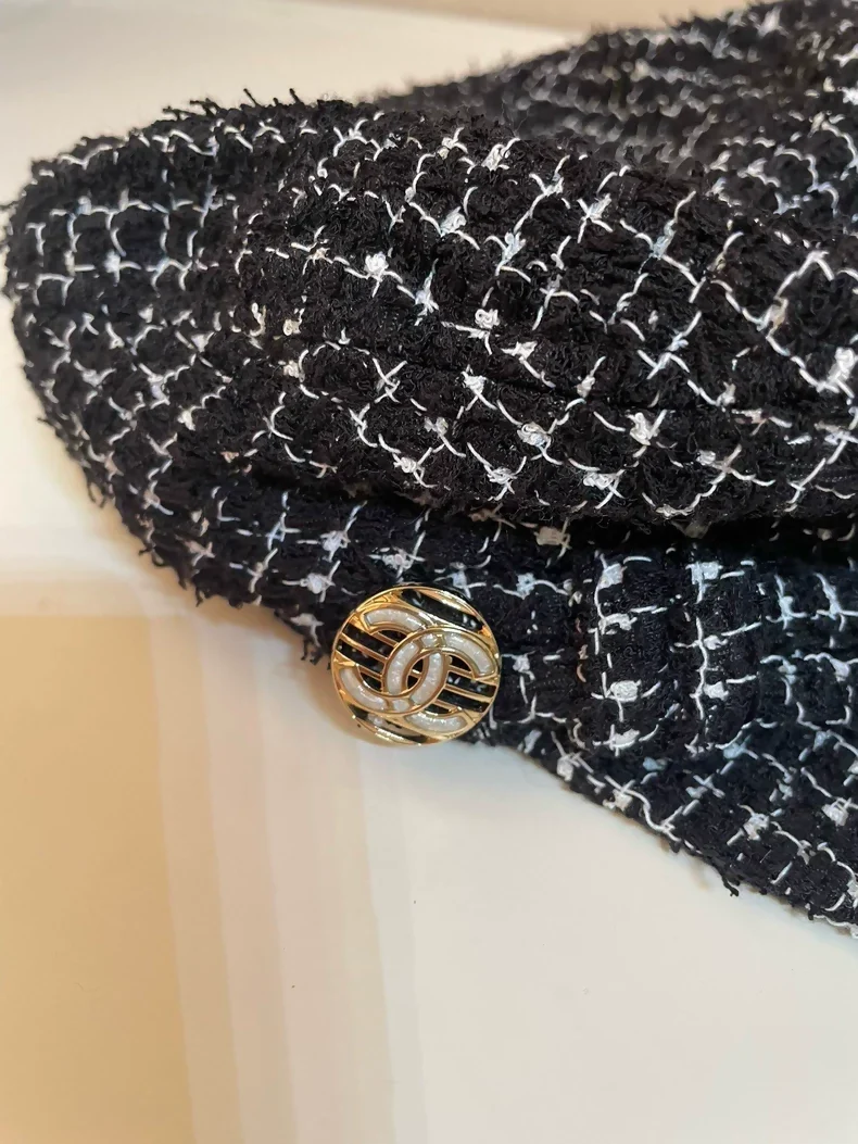 Chanel tweed black and white beret