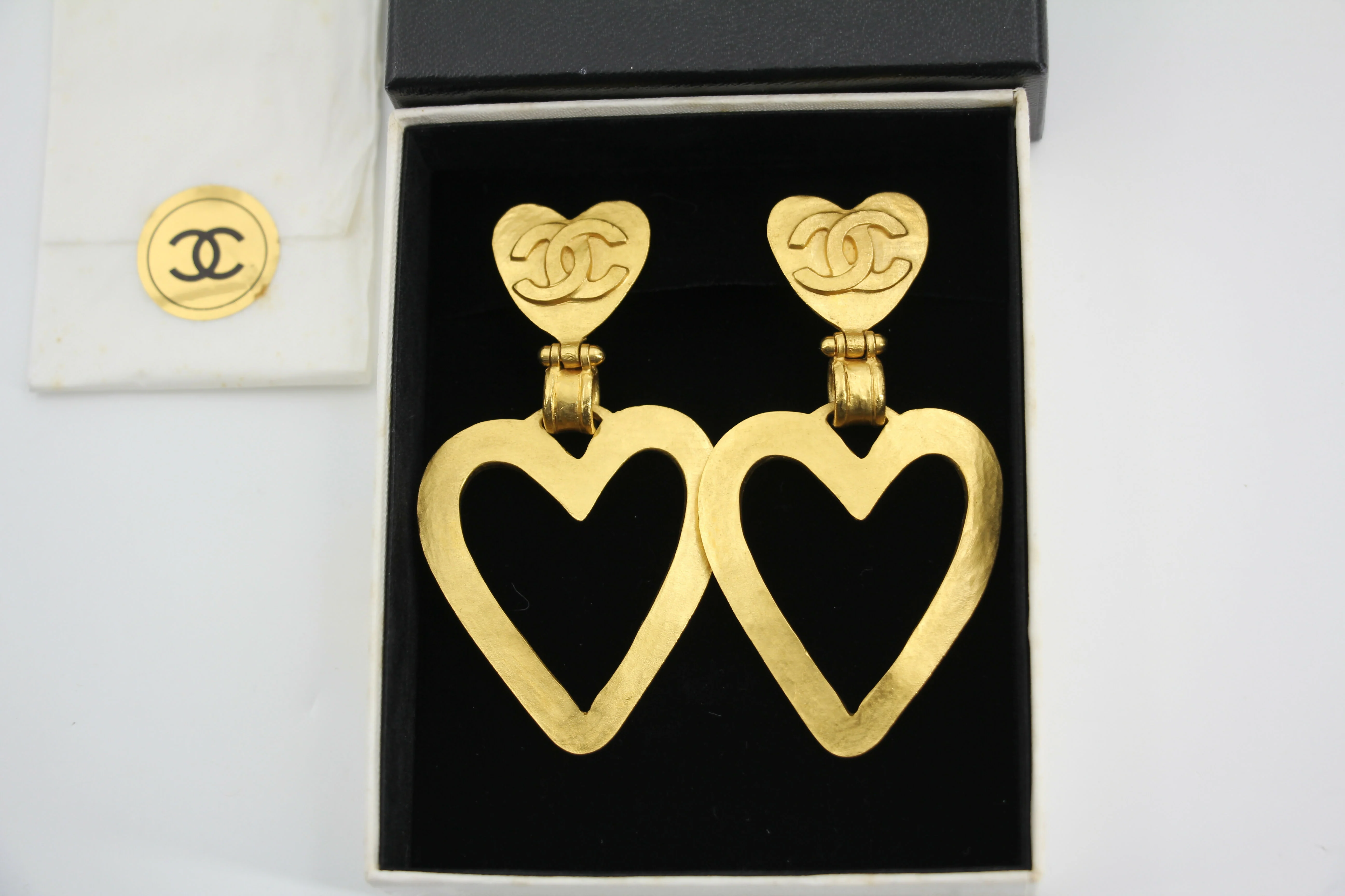 Chanel Vintage 95P Gold-Plated Matte Gold Heart-Shaped Pendant Clip-on Earrings