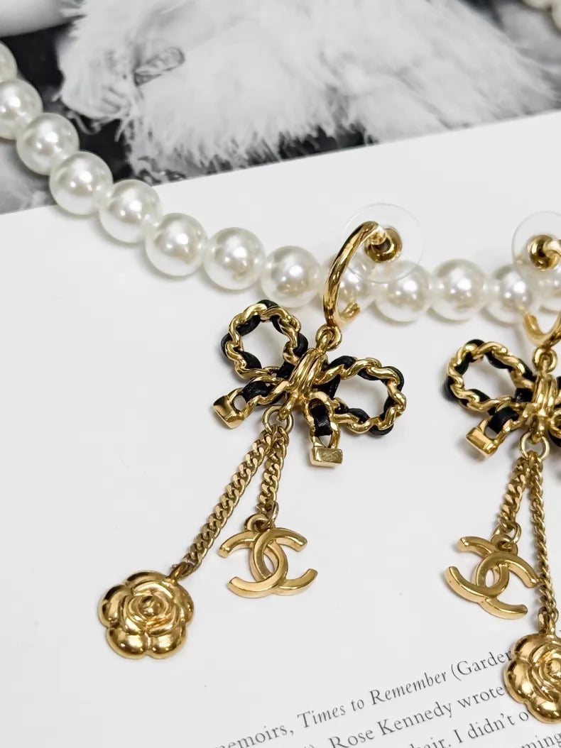 Chanel Métiers dArt black and gold leather chain with bow earrings