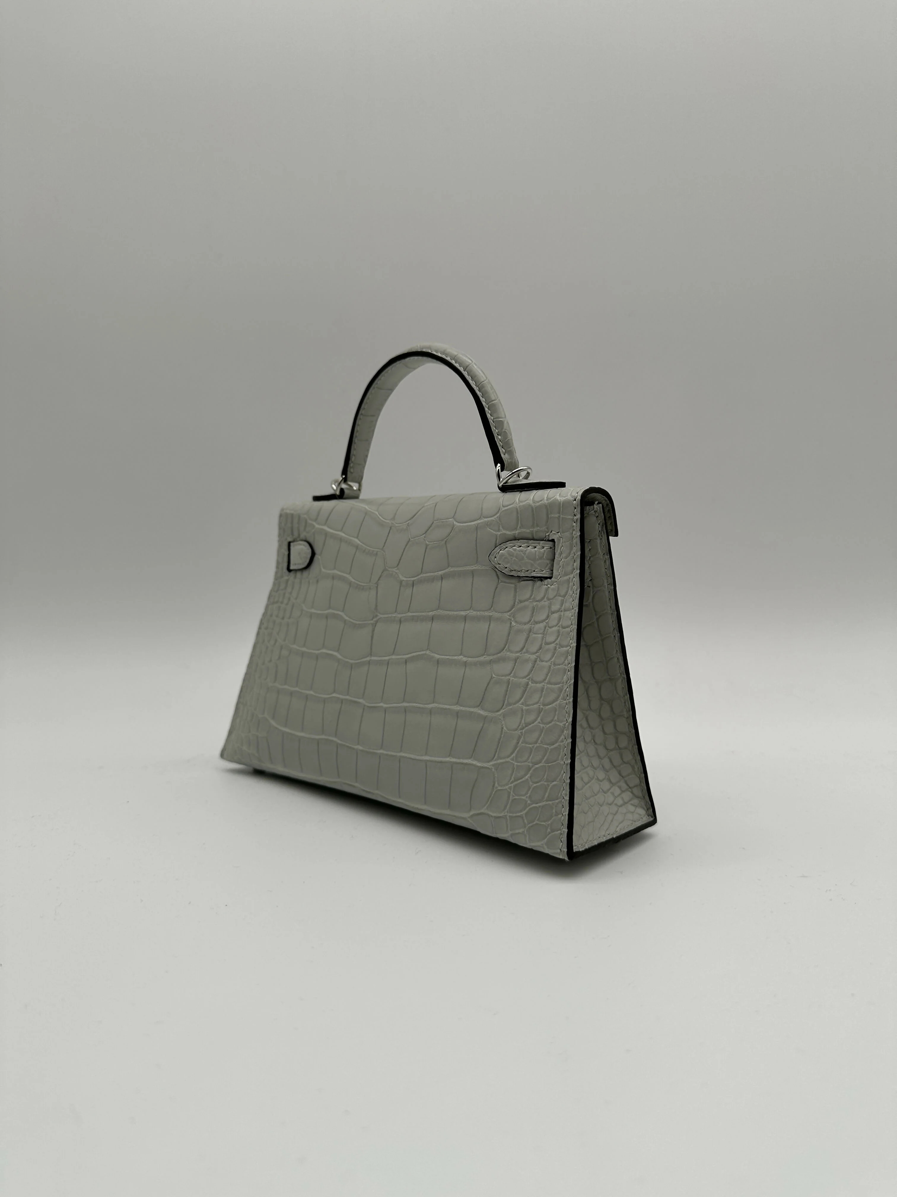 Hermès Kelly 20 Gris Neve Matte Alligator PHW K 2026