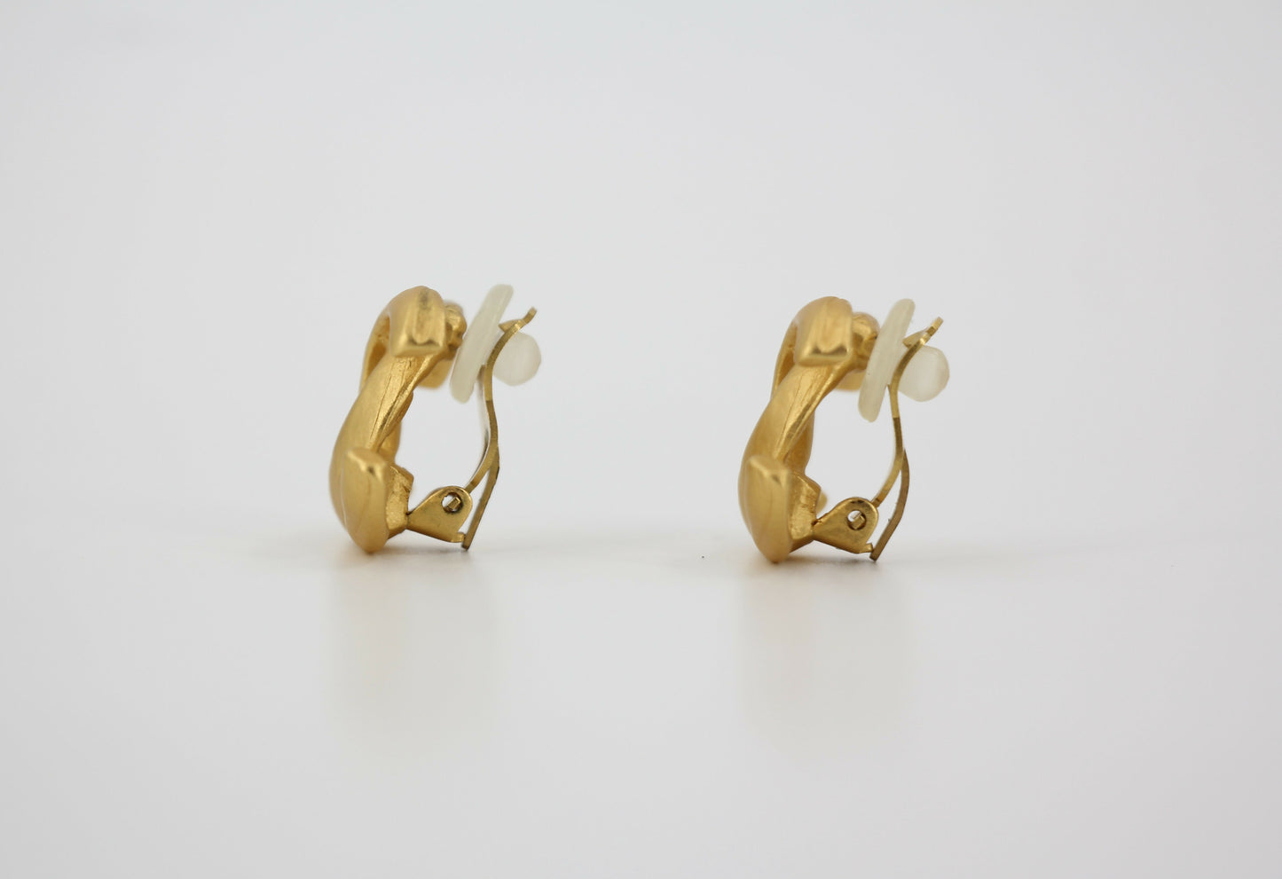 Chanel Vintage 00T Gold-Plated Matte Gold Classic CC Clip-on Earrings