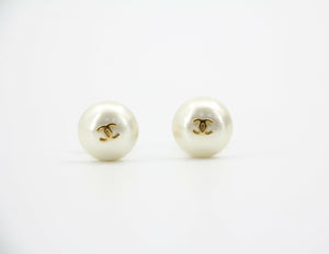 Chanel Vintage 95A Imitation Pearl White Round Clip-On Earrings