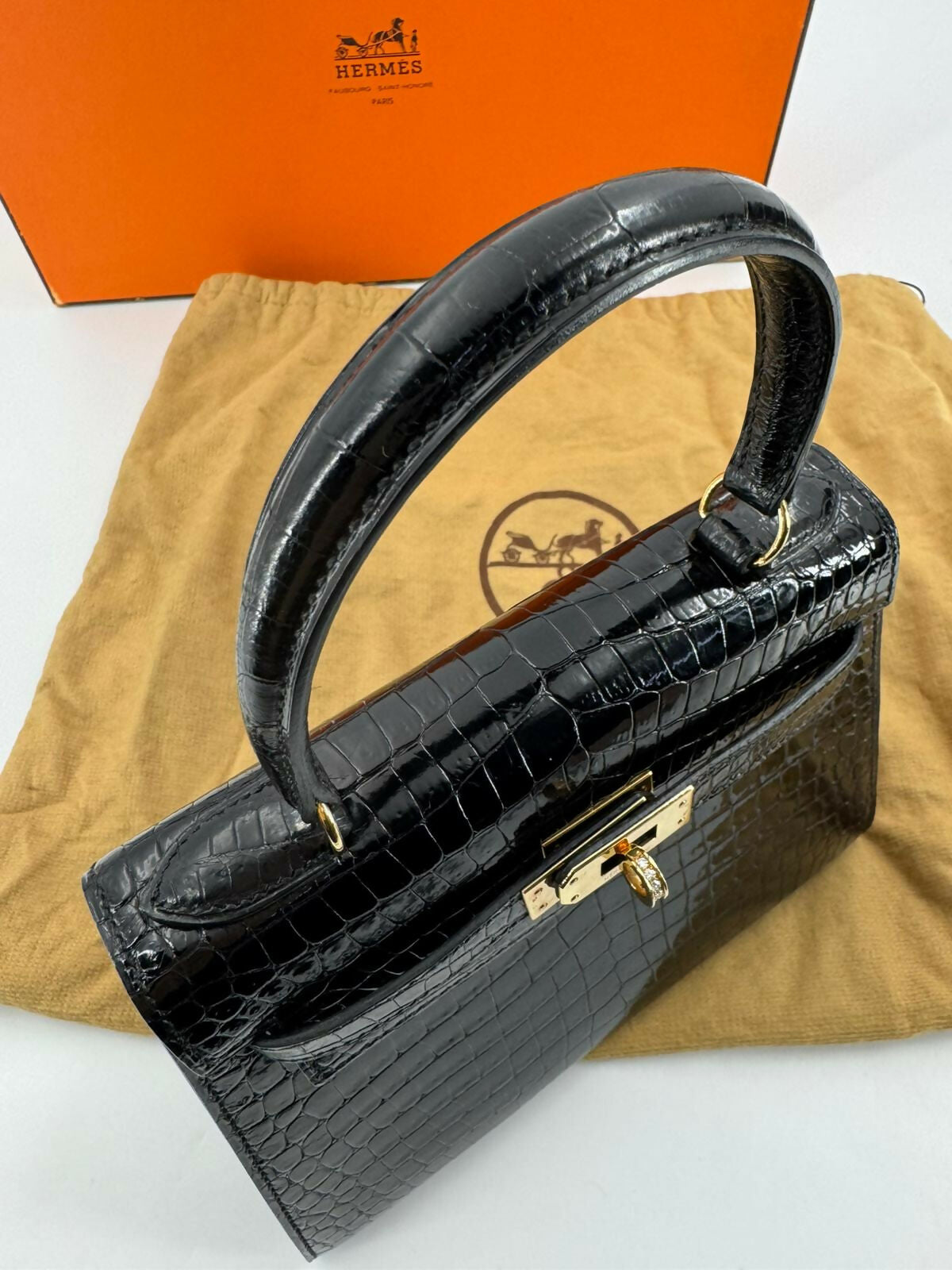 Hermès Kelly 20 Sellier Noir Shiny Niloticus Crocodile with GHW and Round Brilliant Cut Diamonds
