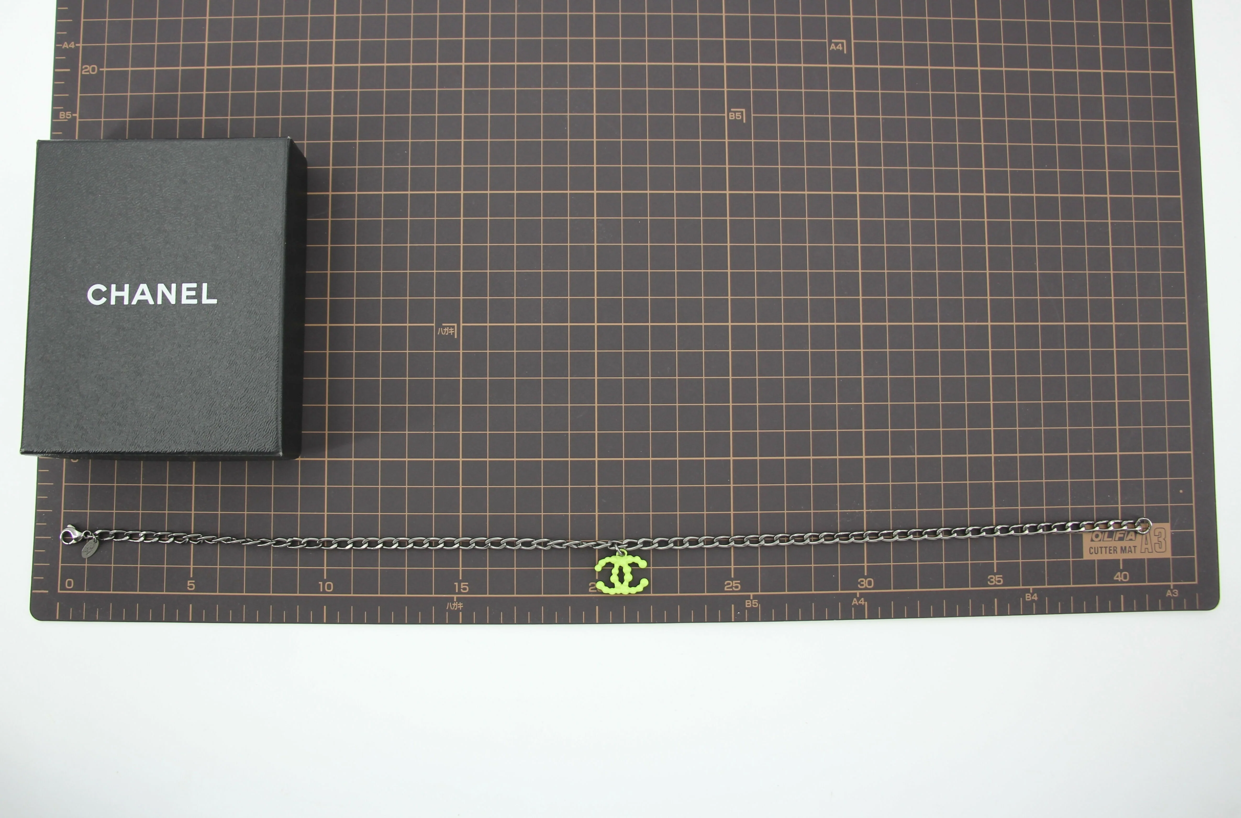 Chanel Vintage 04A Resin Fluorescent Green CC Grey Chain Necklace