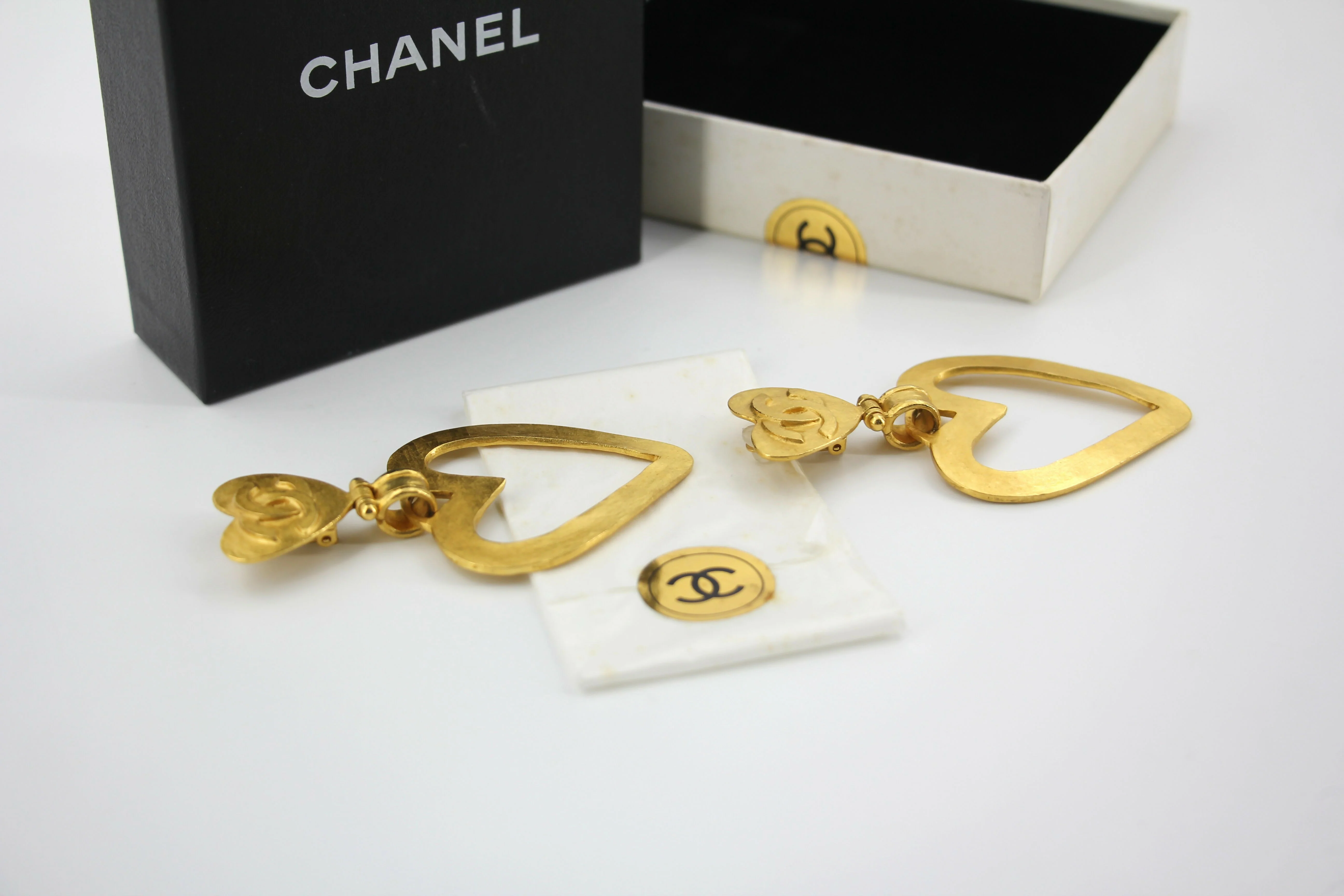 Chanel Vintage 95P Gold-Plated Matte Gold Heart-Shaped Pendant Clip-on Earrings