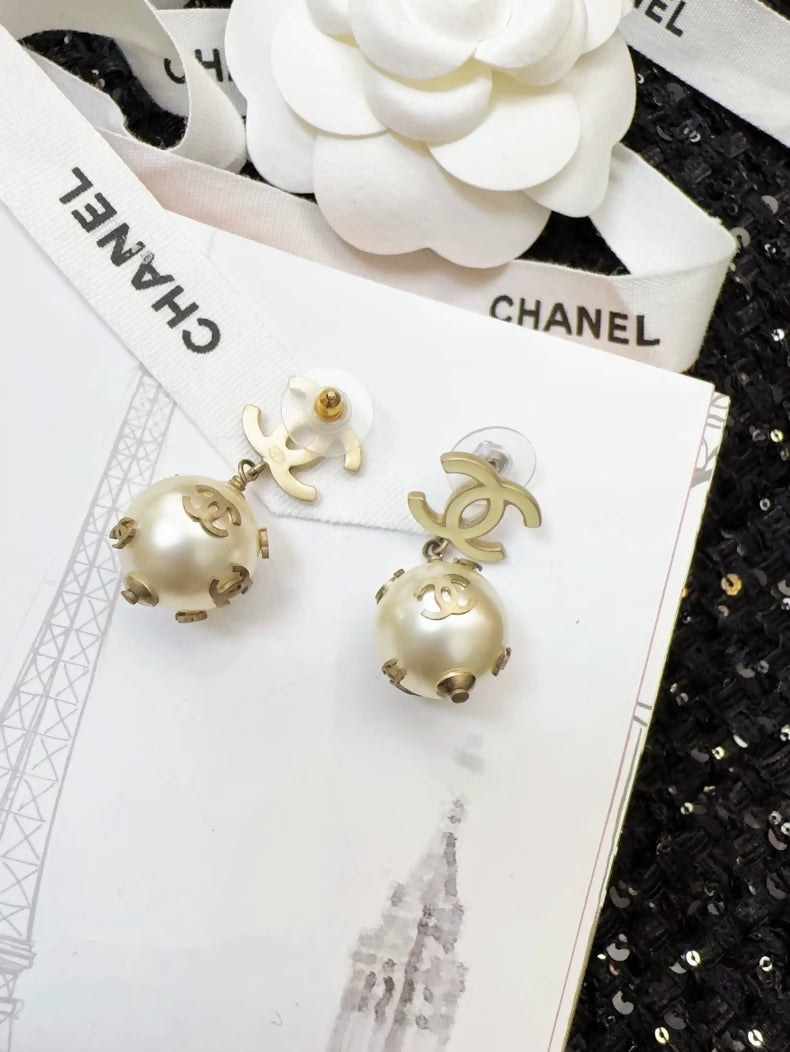 Vintage Chanel earrings in gold enamel double C and pearl