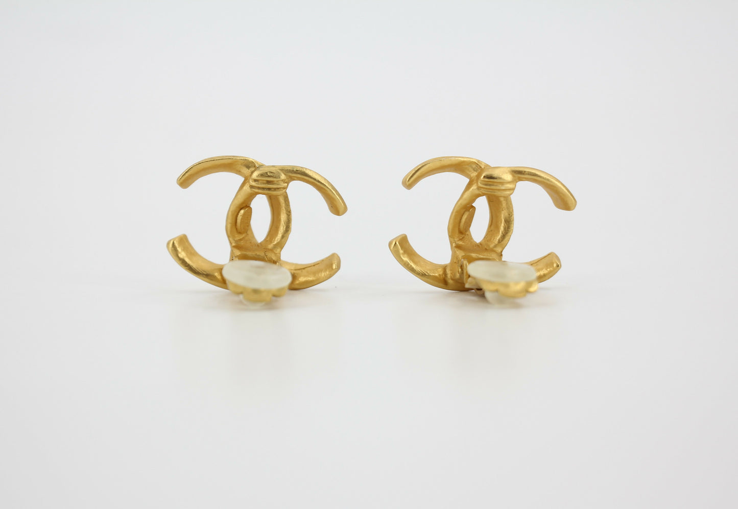 Chanel Vintage 00T Gold-Plated Matte Gold Classic CC Clip-on Earrings