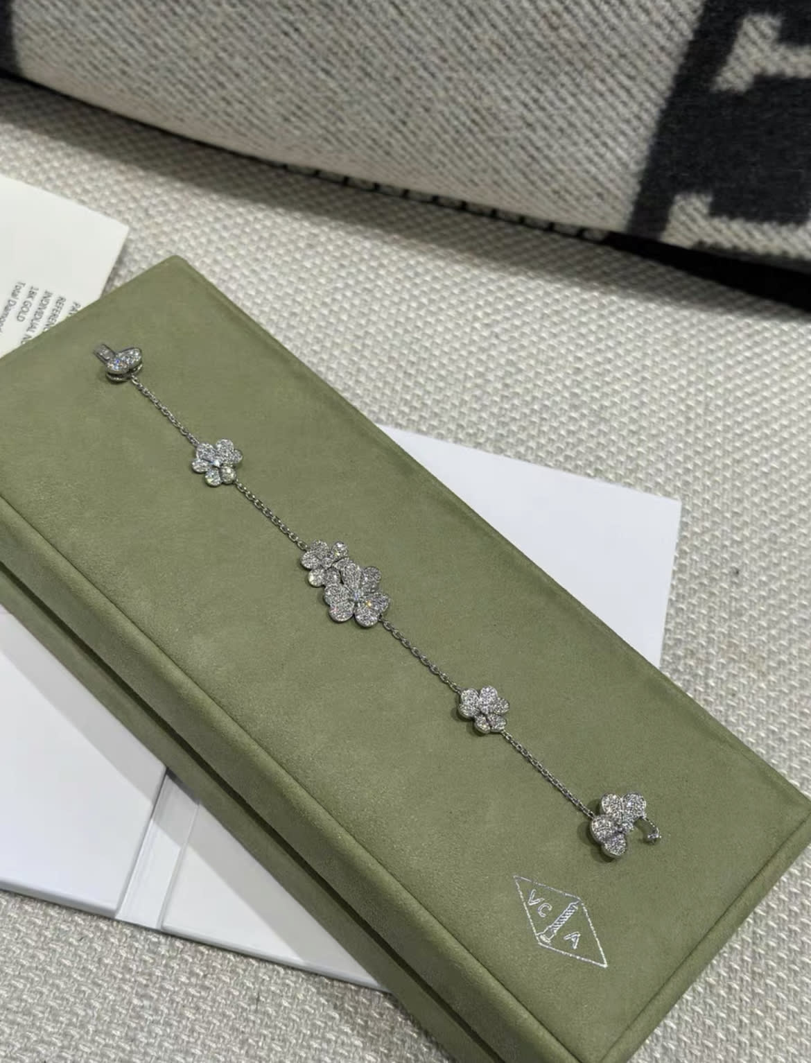 VCA Van Cleef  Arpels Frivole platinum full of diamonds and five flowers