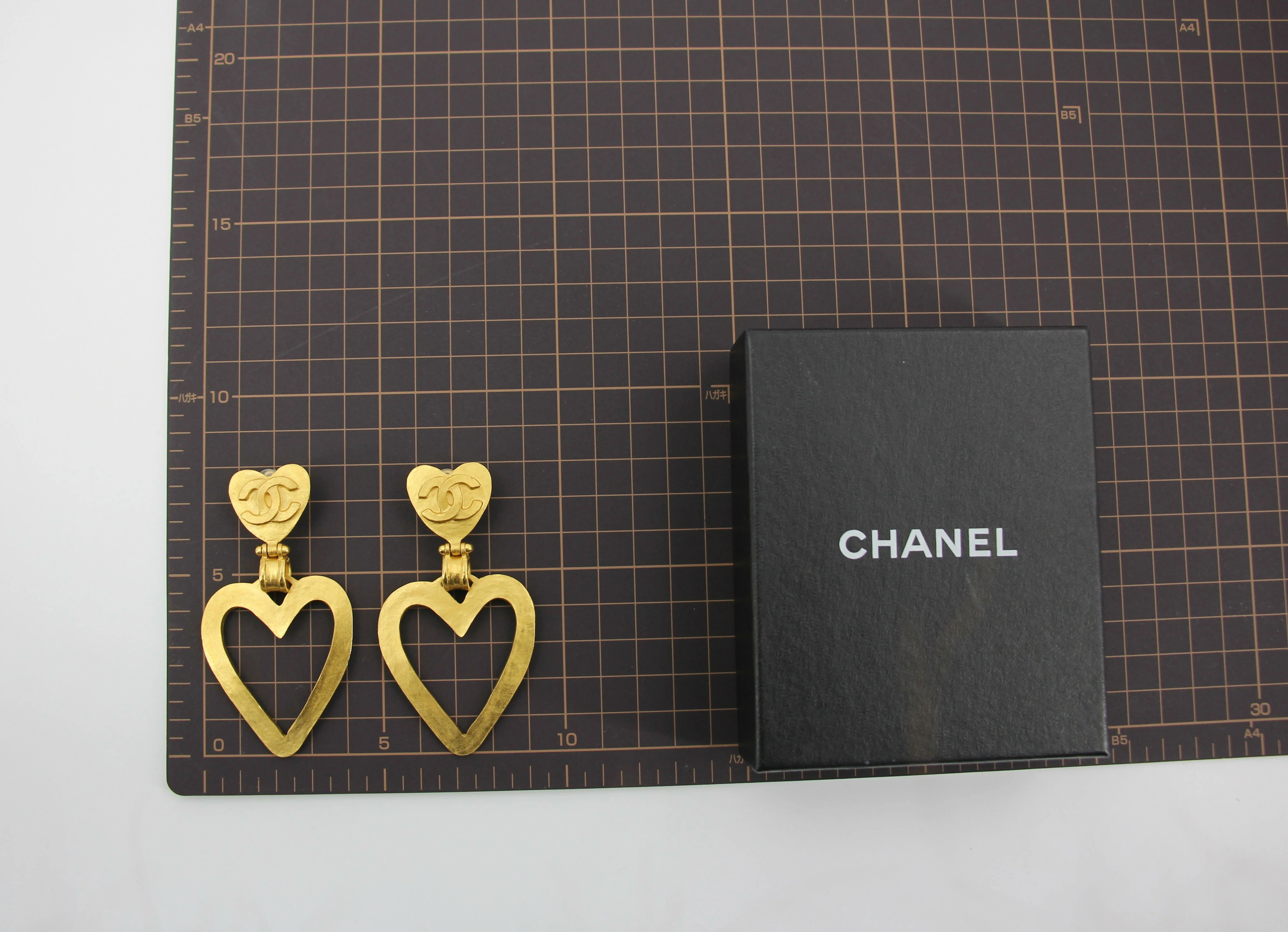 Chanel Vintage 95P Gold-Plated Matte Gold Heart-Shaped Pendant Clip-on Earrings
