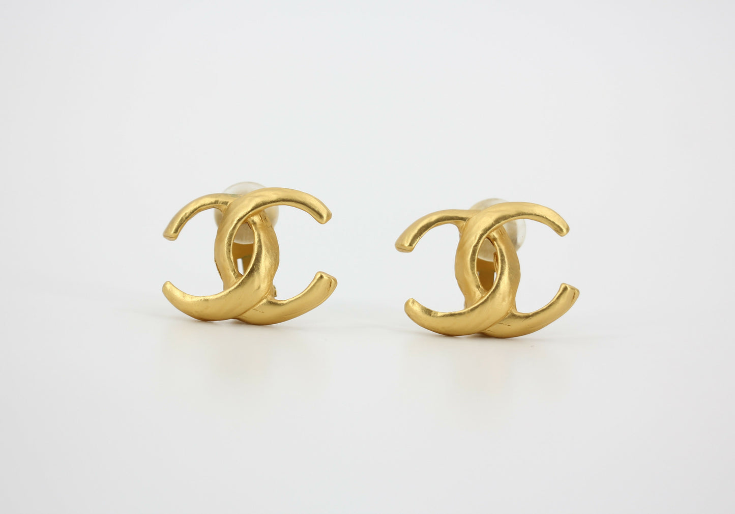 Chanel Vintage 00T Gold-Plated Matte Gold Classic CC Clip-on Earrings