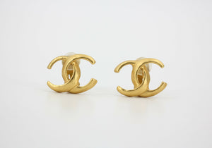 Chanel Vintage 00T Gold-Plated Matte Gold Classic CC Clip-on Earrings