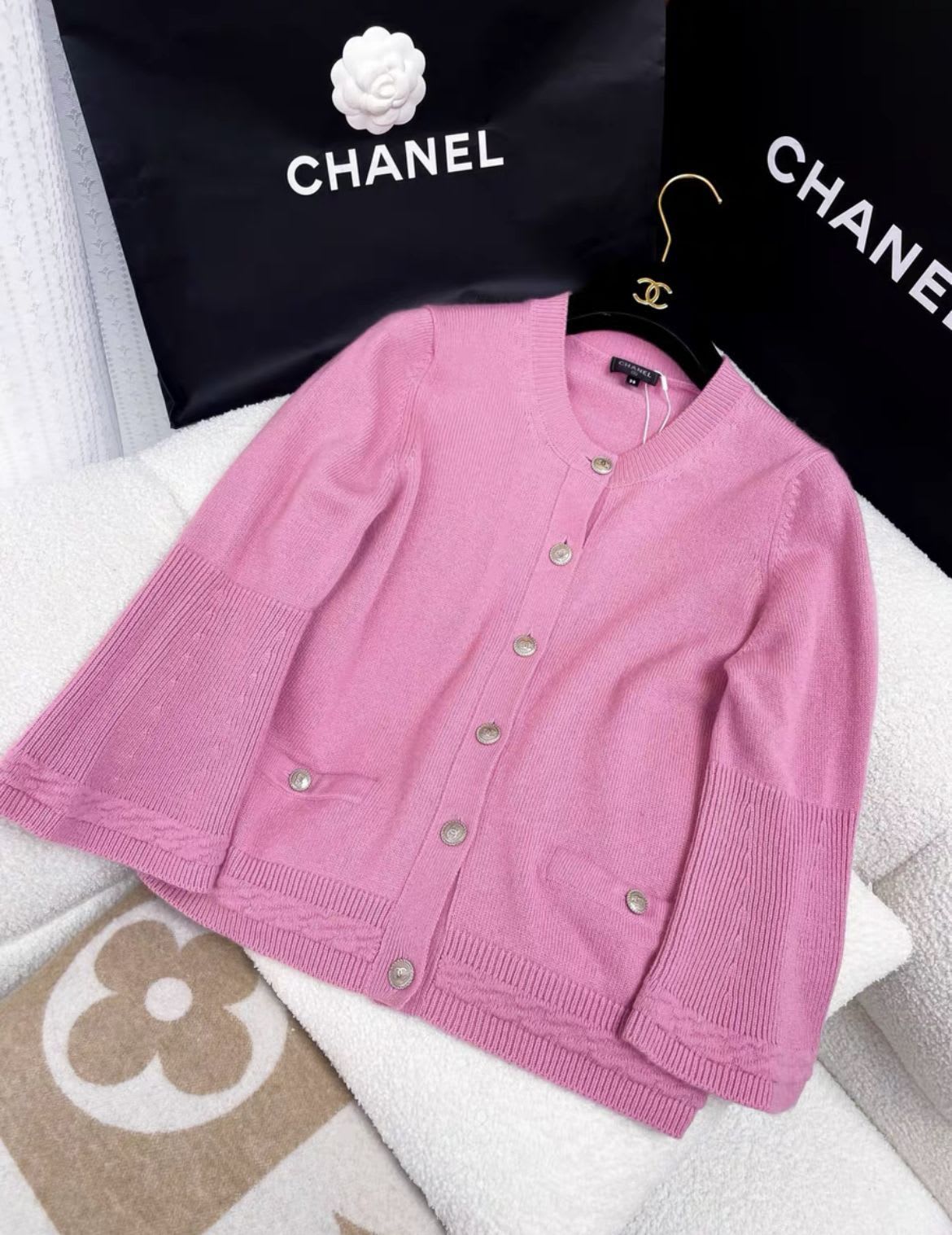 CHANEL Chanel pink cashmere knitted cardigan - Medium Cardigan - Vintage fashion from Top Quality Luxury Designers Bag
