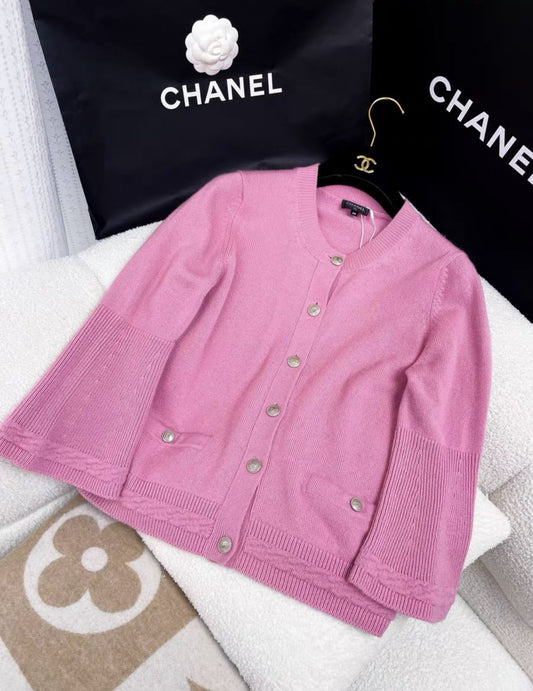 CHANEL Chanel pink cashmere knitted cardigan - Medium Cardigan - Vintage fashion from Top Quality Luxury Designers Bag