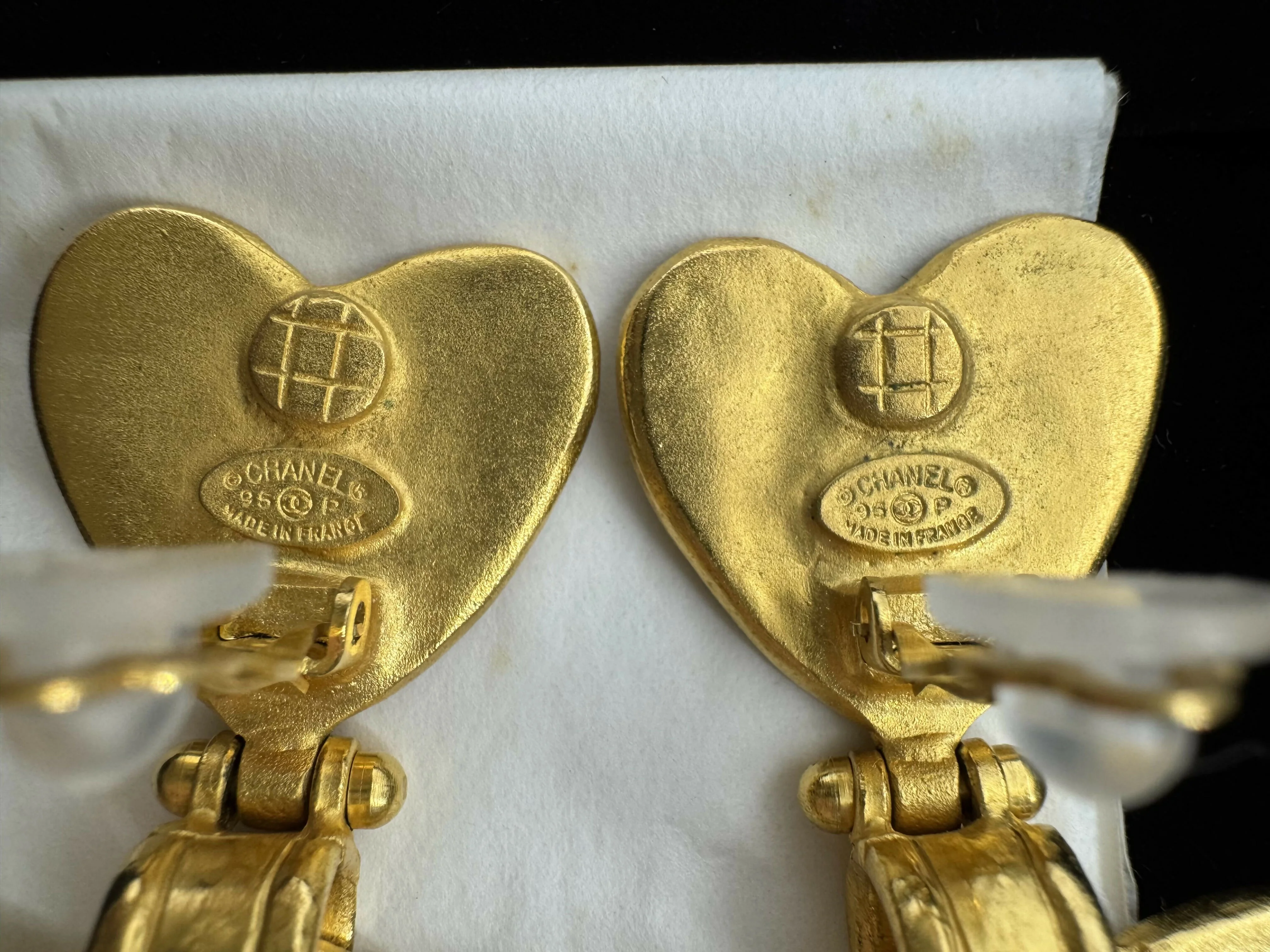 Chanel Vintage 95P Gold-Plated Matte Gold Heart-Shaped Pendant Clip-on Earrings