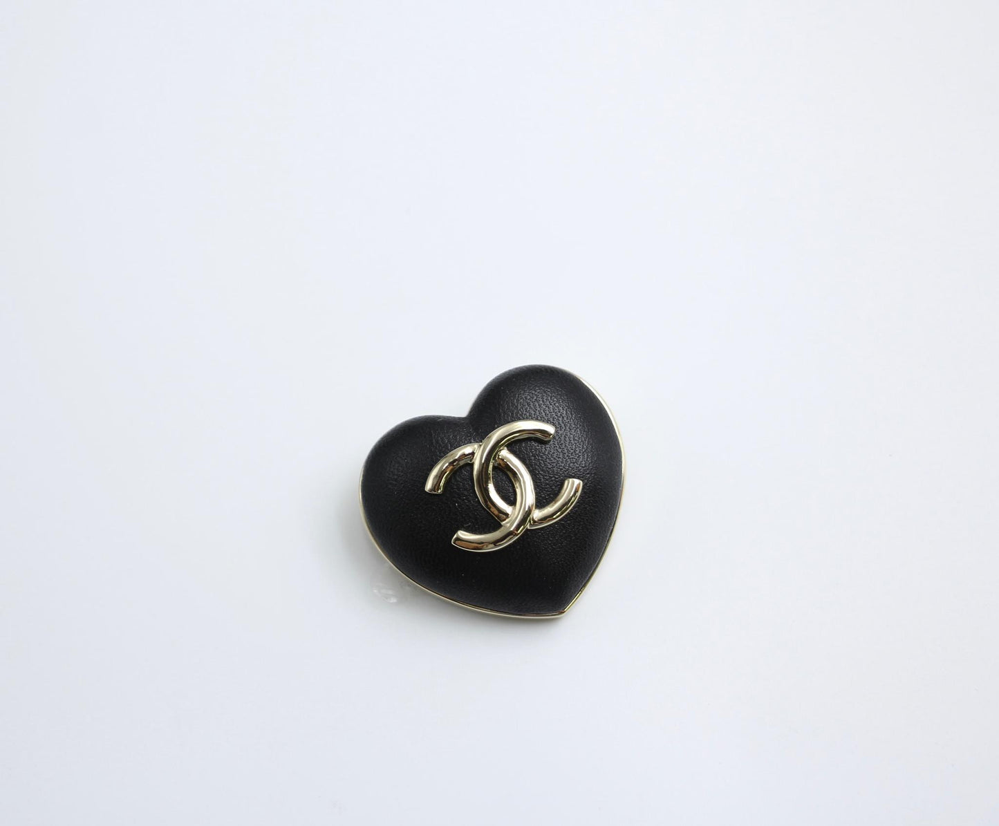 CHANEL Chanel Vintage 22K Light Gold Metal And Black Leather Heart Brooch - Onesize Fashion Jewellery - Used fashion item from Top Quality Luxury Designers Bag