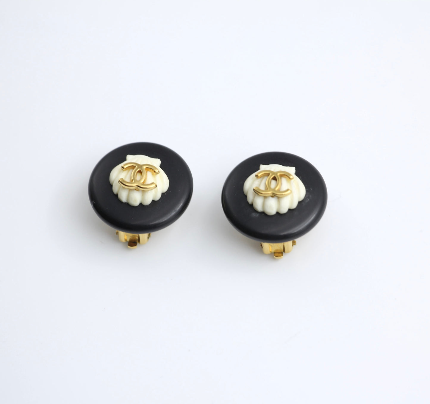 CHANEL Chanel Vintage 96C Gold Plated Black And White Shell Earrings - Onesize Fashion Jewellery - Used fashion item from Top Quality Luxury Designers Bag